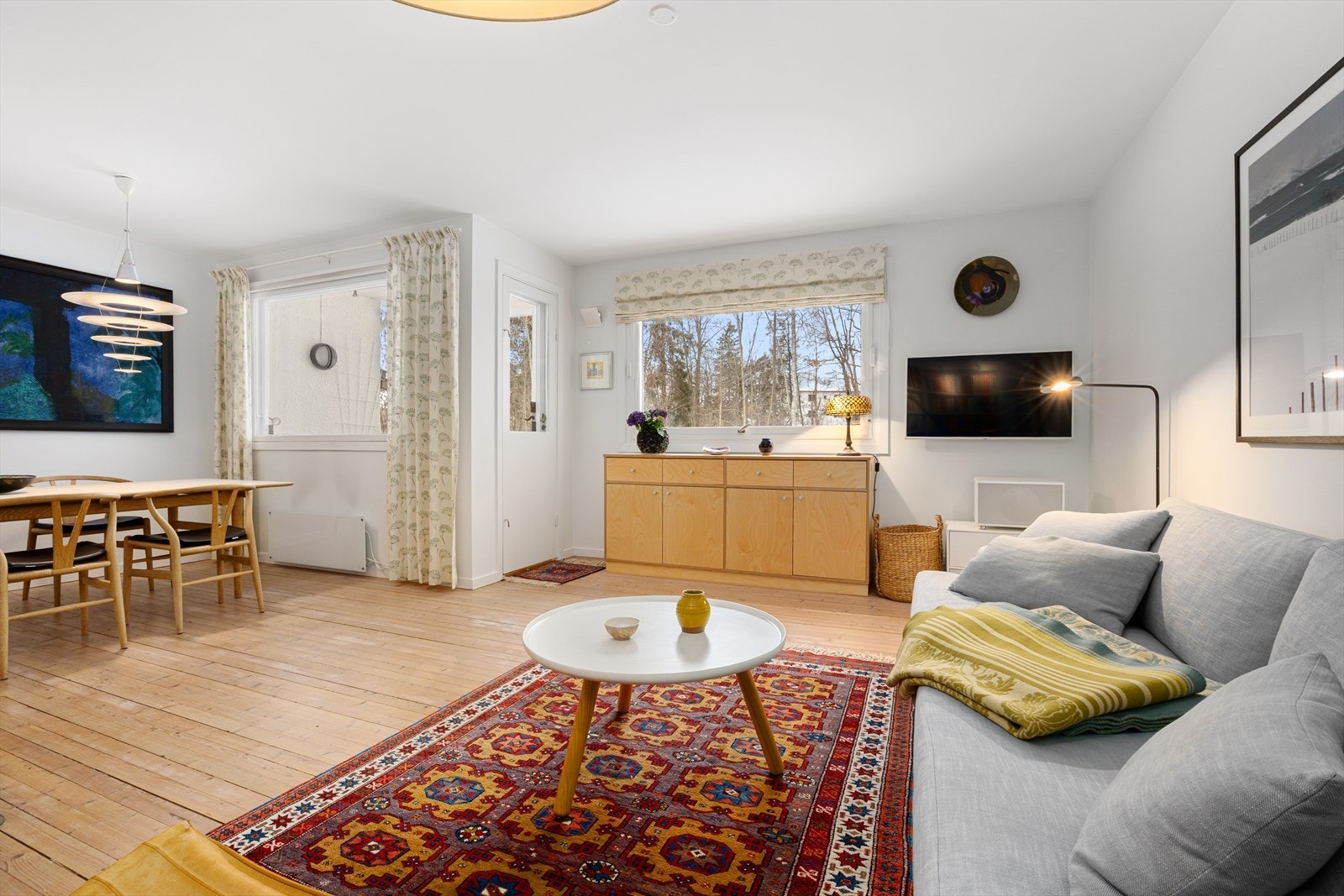 Stuen har god plass til både tv-lounge og spisebord i hver sin sone. Galleribilde