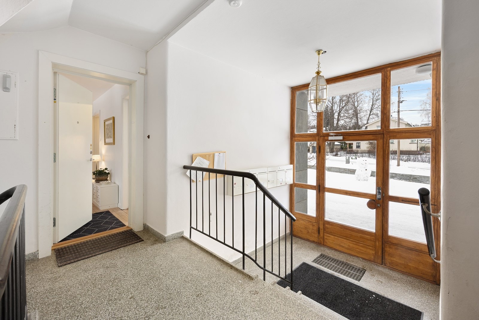 Fantastisk flott, lyst inngangparti. Leiligheten ligger i høy 1.etasje. Galleribilde