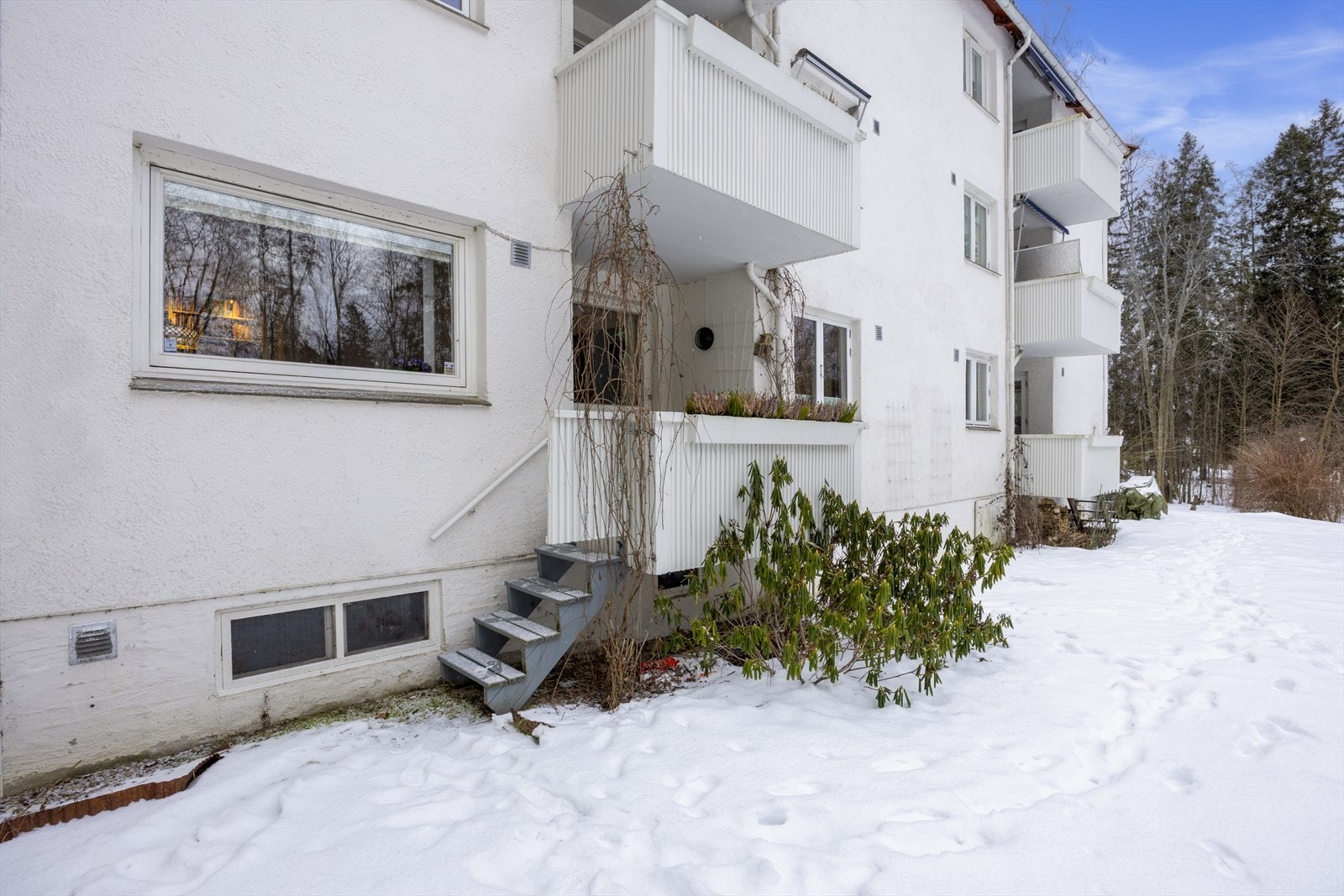 Fra stuen er det utgang til en usjenert, vestvendt balkong med utsyn og trapp ned til frodige fellesarealer og skogholt. Galleribilde