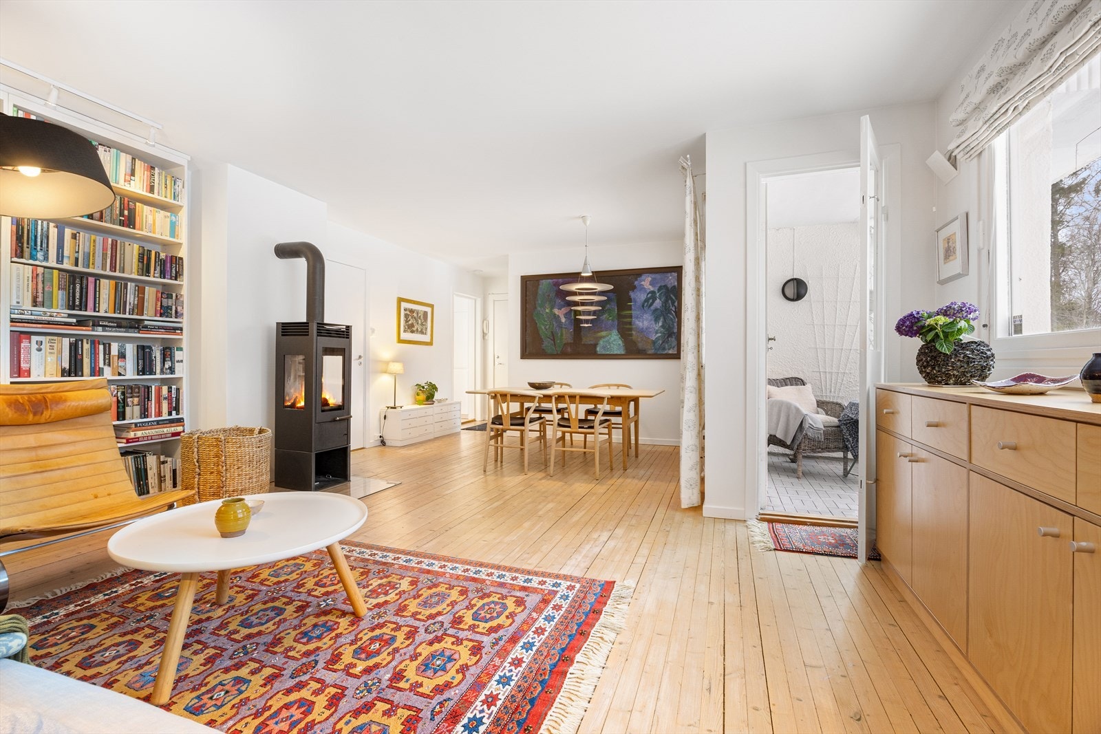 Mellom stue og spisestuesone er det satt inn en flott peis med glass på tre sider. Galleribilde