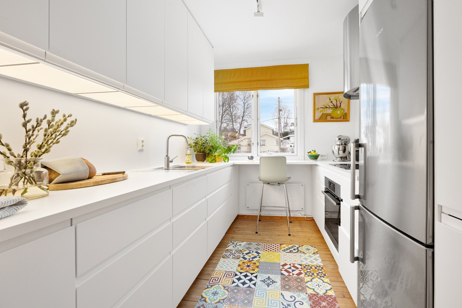 Lekkert, moderne kjøkken fra 2023. Innredningen er plassert i en U-form langs hele rommet, noe som gir god arbeidsflyt og bra med oppbevaringsplass. Galleribilde