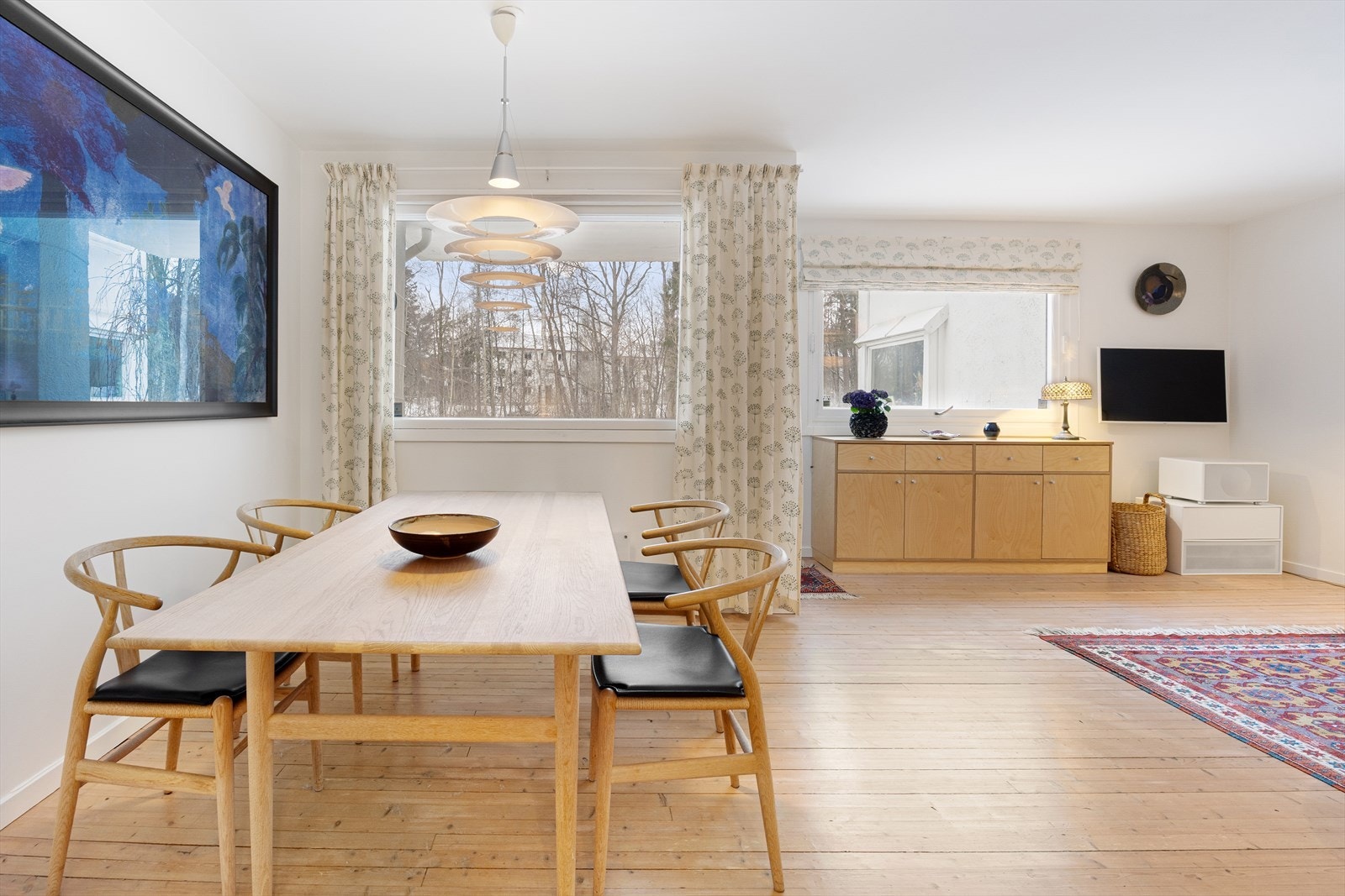 Med vestvendte vinduer bader stuen i dagslys og det er utgang til en herlig balkong med utmerkede solforhold. Det er spesialtilpassede plisoler fra Silent Gliss i alle vindu (unntatt på badet). Galleribilde