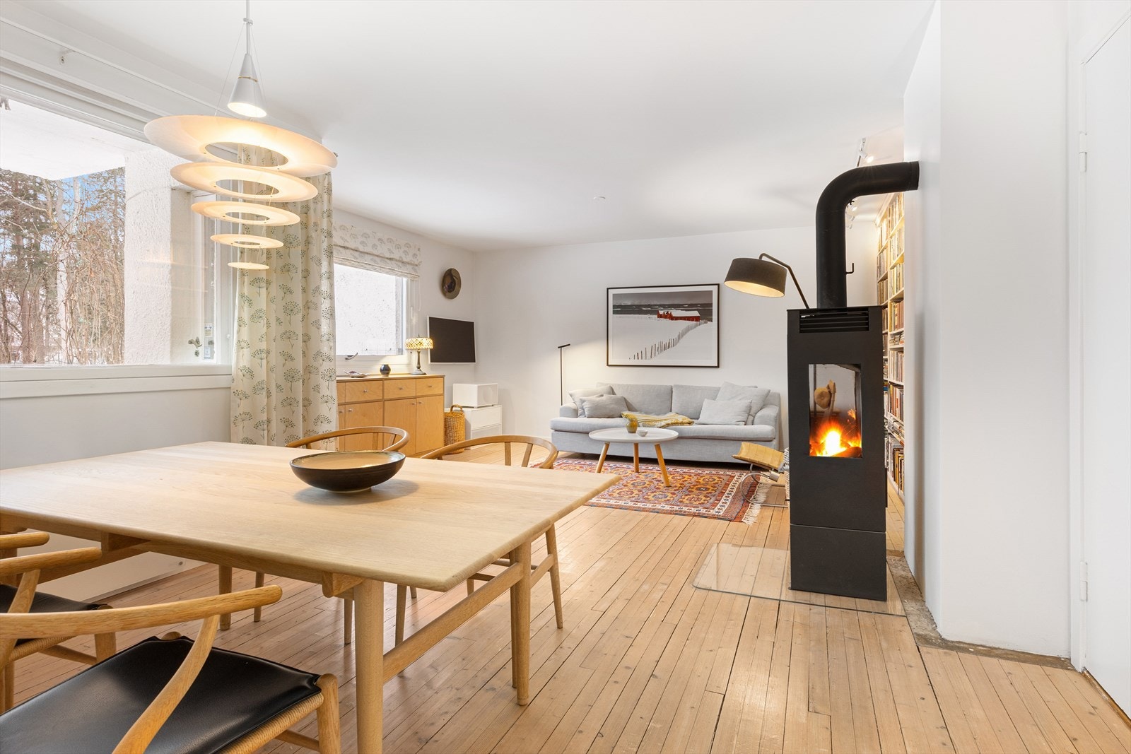 Stuen er luftig og lys med gode vindusflater, ca. 2,50 meter takhøyde Galleribilde