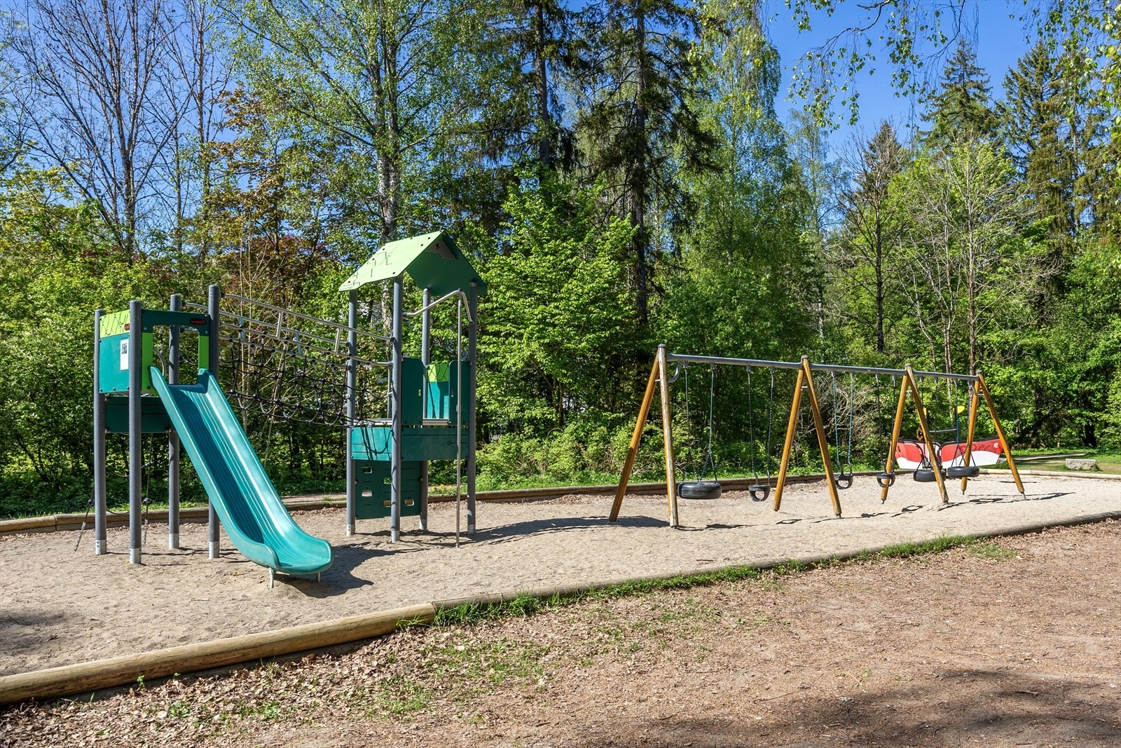 Fra eiendommen er det kort vei til lekeplasser, barnehager, skoler og idrettsanlegg. Galleribilde