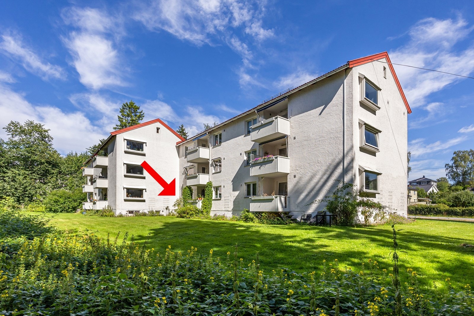 Eiendommen grenser til frodige grøntarealer med blant annet hvitveis og villbringebær, samt idylliske Skådalsbekken. Galleribilde