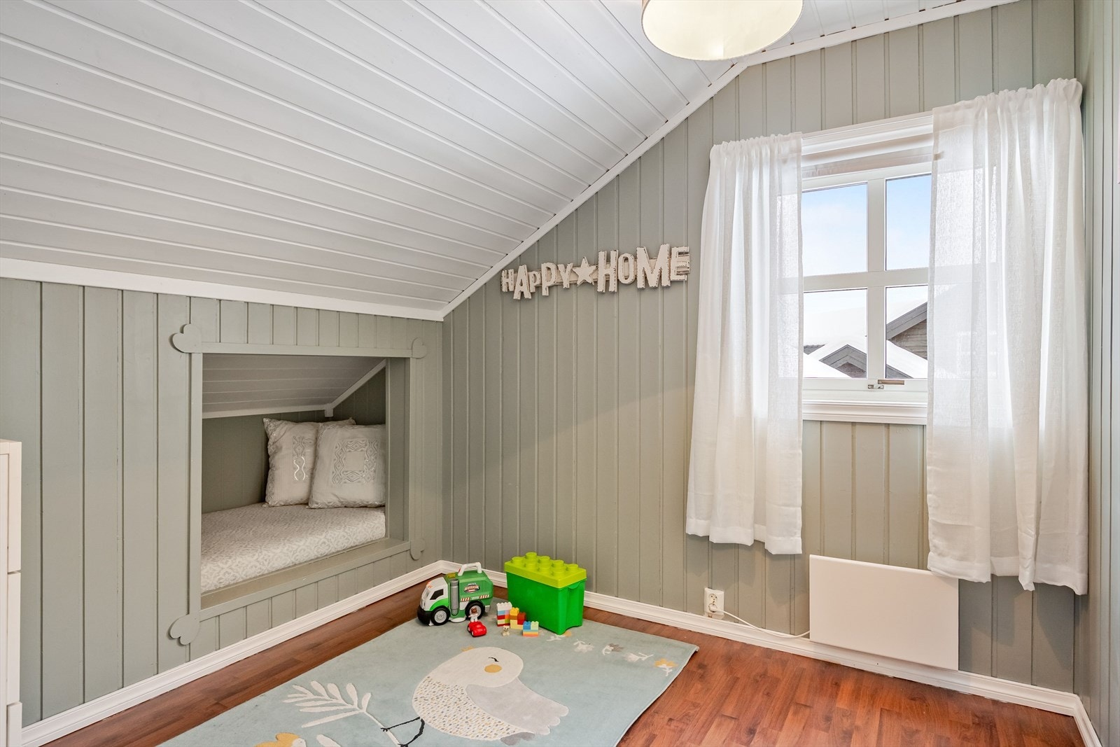 Soverom 2 er i dag innredet som et hyggelig barnerom. Galleribilde