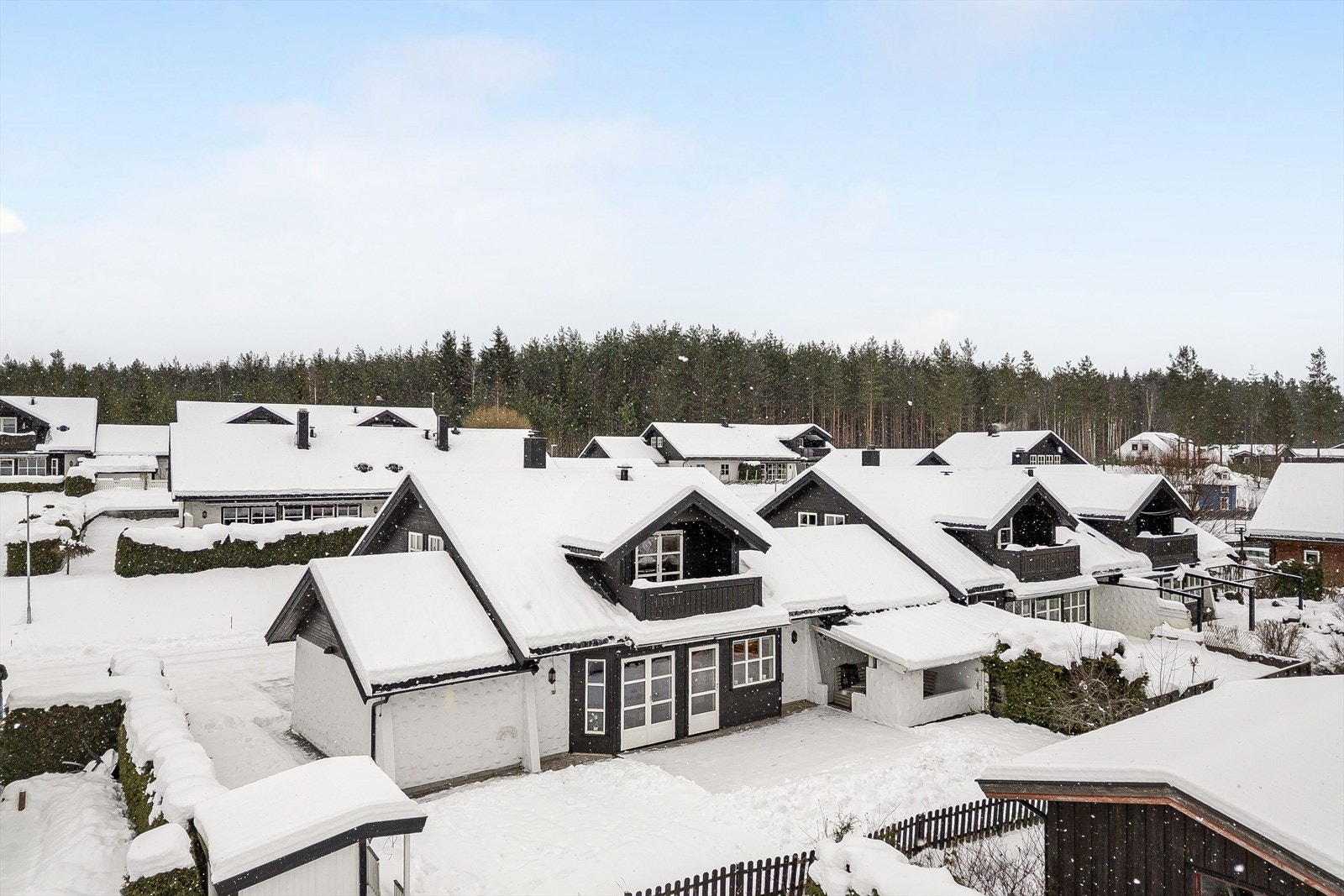 En vedlikeholdt og fin enebolig i kjede fra 2006 med attraktiv beliggenhet på enden av rekken. Fra stuen og kjøkkenet er det utgang til solrik terrasse mot vest og hage med lekestue. Galleribilde