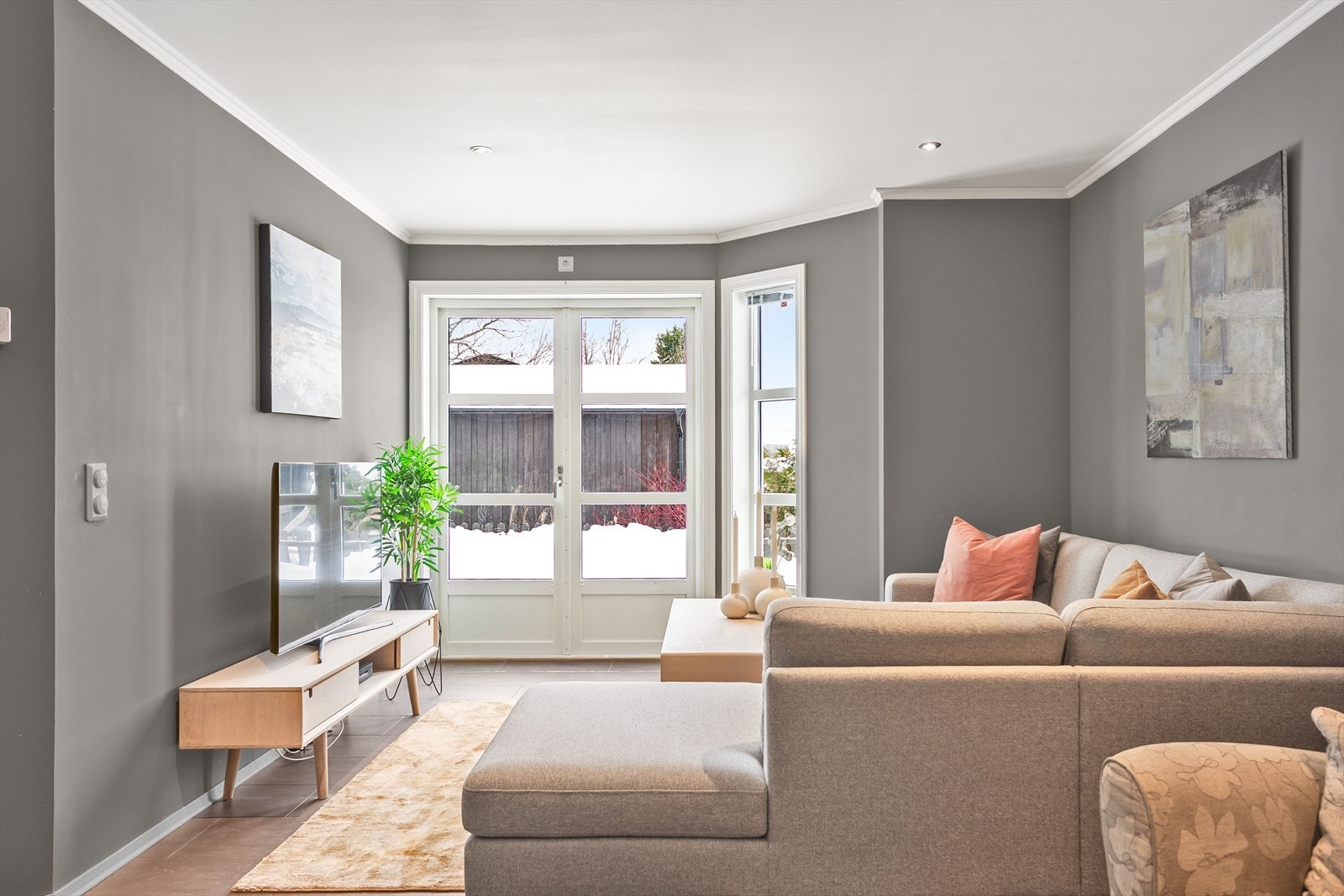 Stuen har god standard med flislagt gulv, vannbåren gulvvarme, glatte malte overflater, skjult elektrisk anlegg og downlights i himlingen. Galleribilde