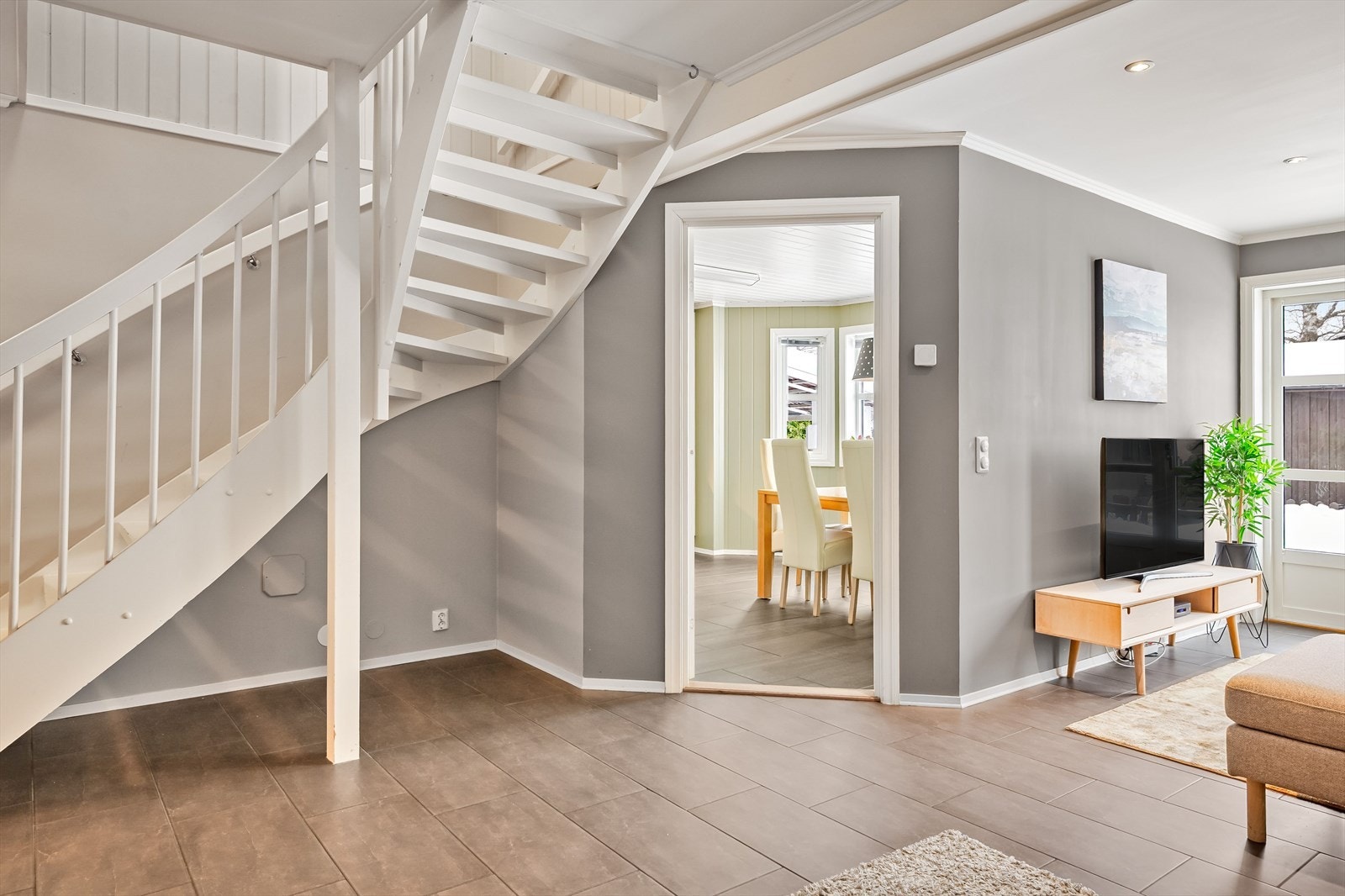 Kjøkkenet ligger i et eget rom i naturlig tilknytning til stuen. Galleribilde