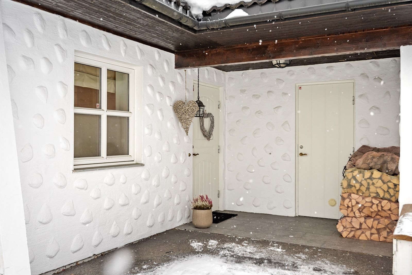 Ved inngangspartiet er det adkomst til utvendig bod/teknisk rom på 5m². Galleribilde