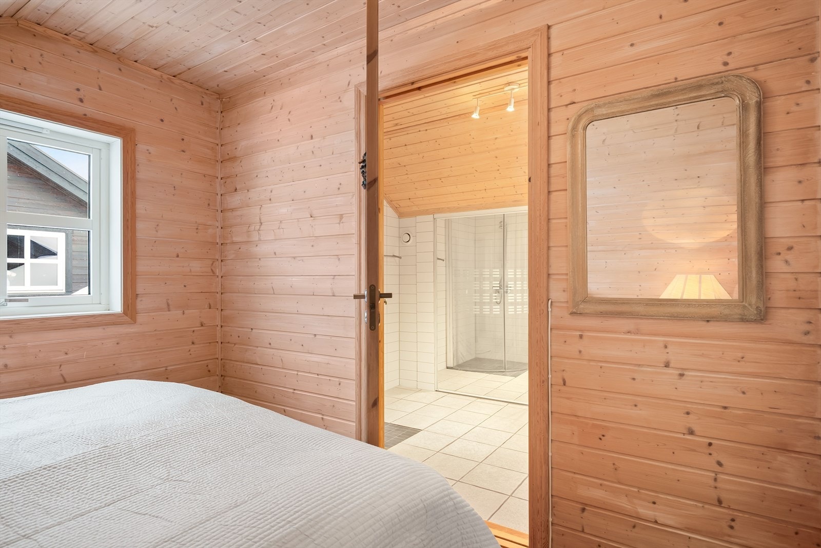 Fra soverommet er det direkte adkomst til baderom 2. Galleribilde