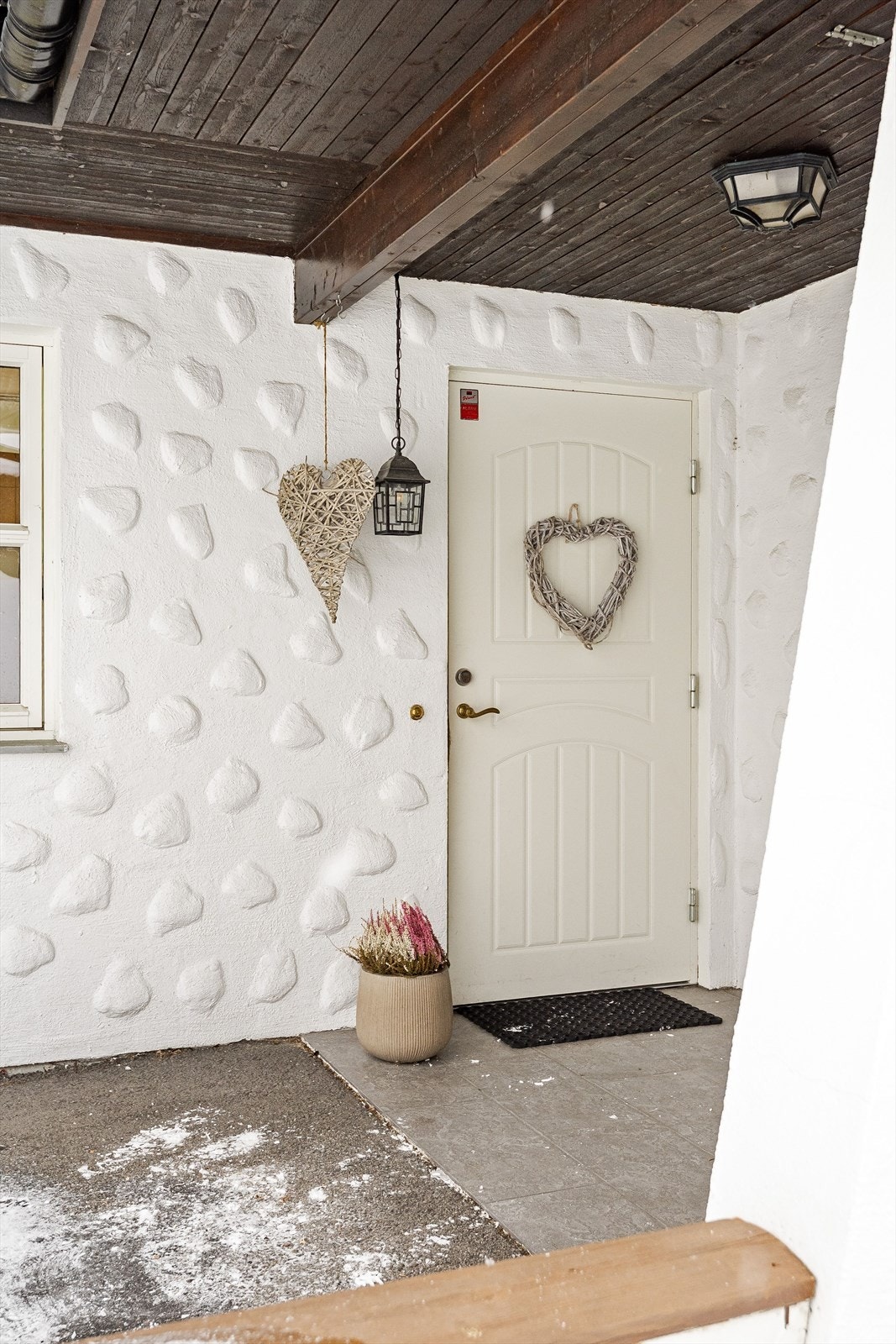 Du ønskes velkommen inn via et hyggelig overbygget inngangsparti. Galleribilde