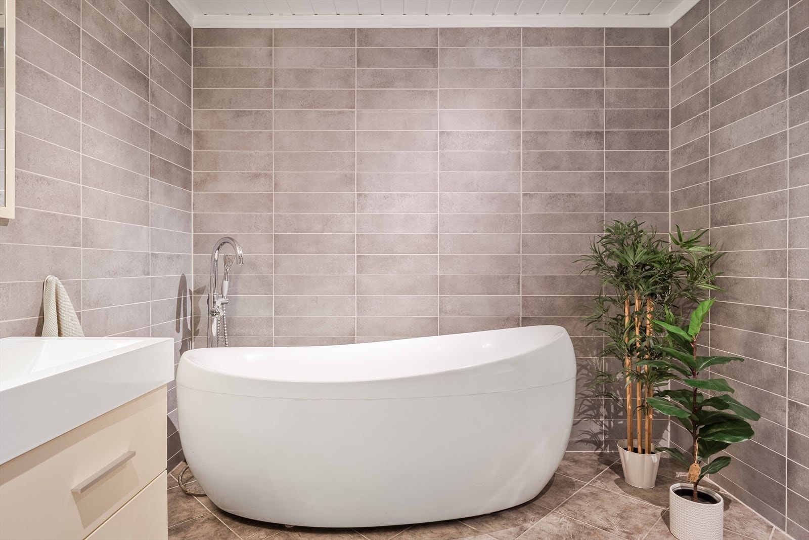 Baderommet er også utstyrt med et delikat badekar, dusjnisje med glassdør og toalett. Galleribilde