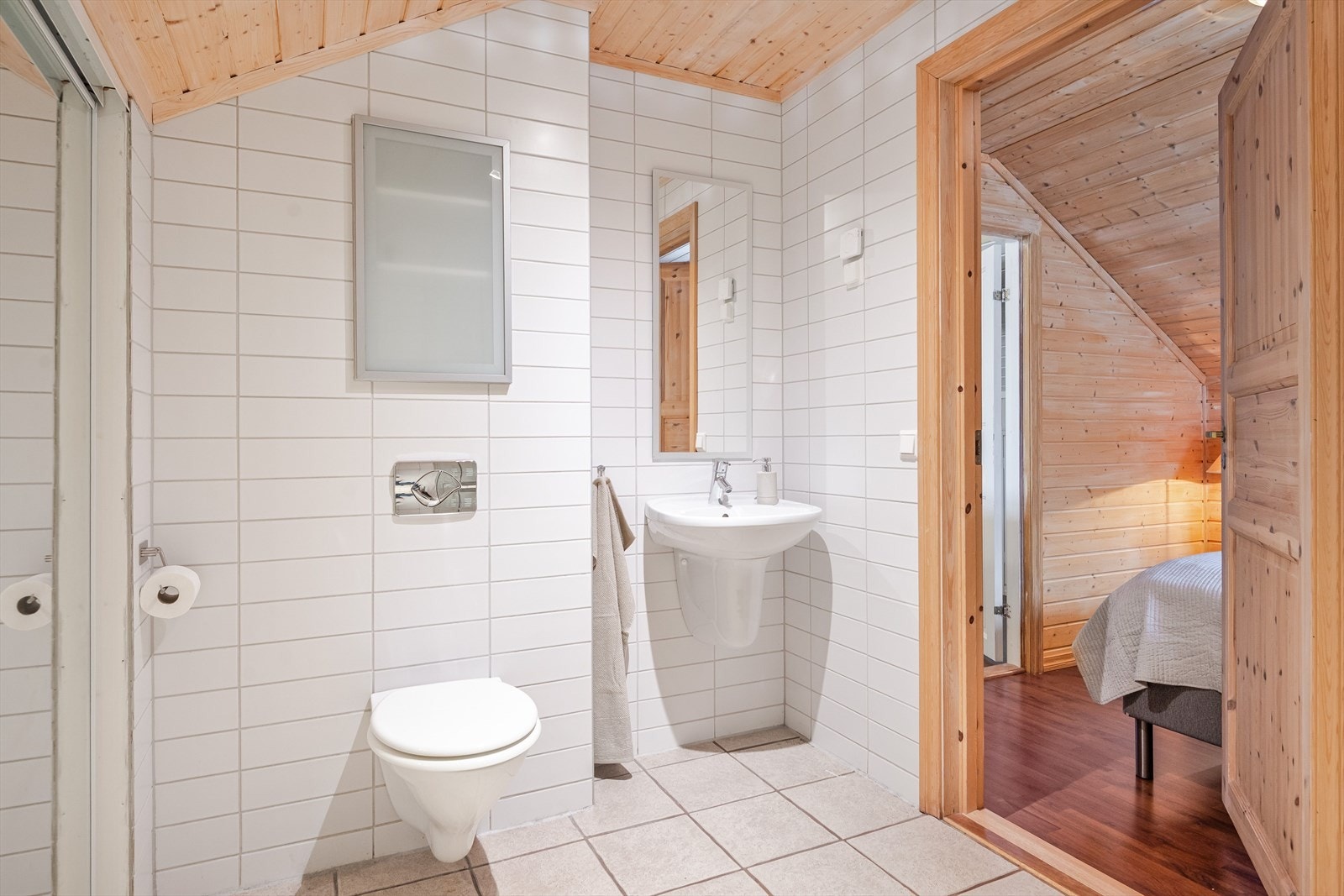 Lyst flislagt baderom fra 2006 med vannbåren gulvvarme og mekanisk avtrekk. På baderommet er det plassbygget skyvedørsgarderobe med speildører. Galleribilde