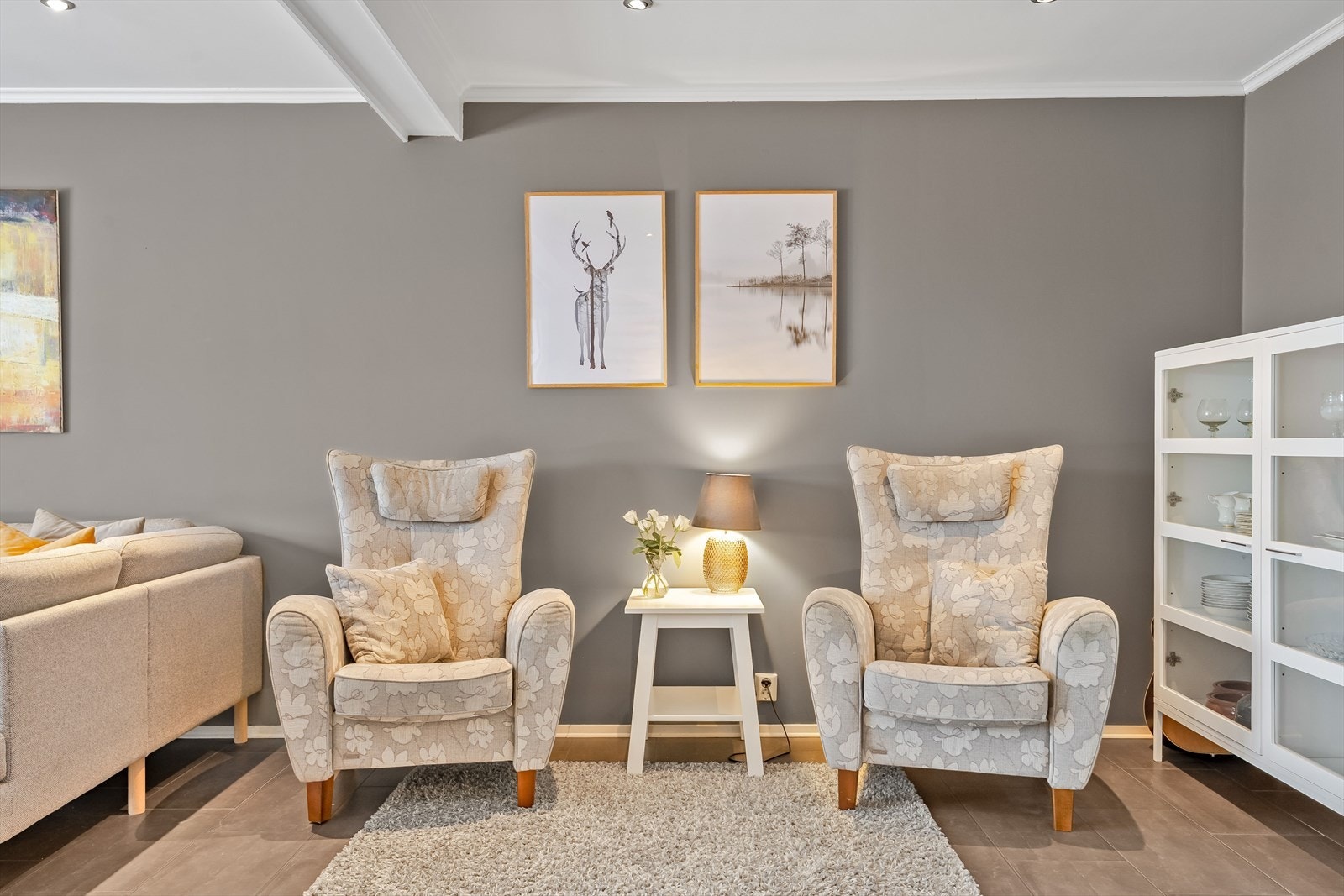 Boligen holdes god og lun på vinterstid med vannbåren gulvvarme i hele 1. etasje i tillegg til baderomsgulv i 2. etasje. Galleribilde