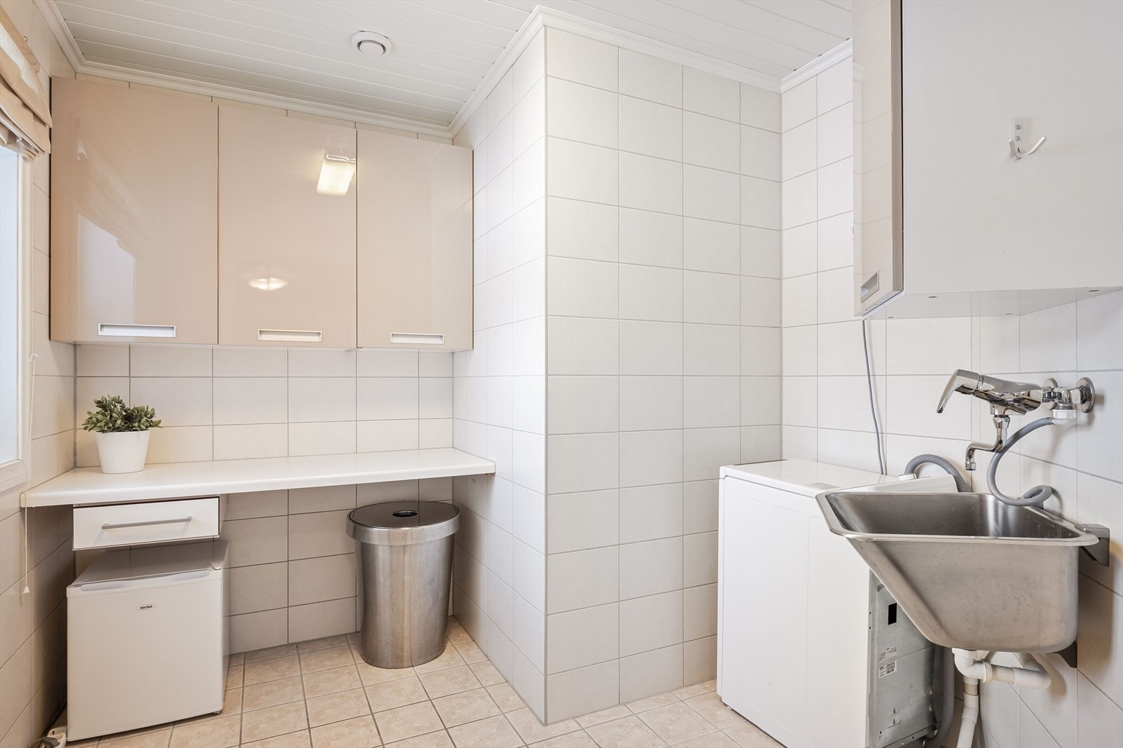 Fra entréen i 1. etasje er det adkomst til et lyst og praktisk vaskerom. Rommet har vannbåren gulvvarme, mekanisk avtrekk, utslagskum og praktisk innredning. Plass og opplegg til vaskemaskin og tørketrommel. Galleribilde