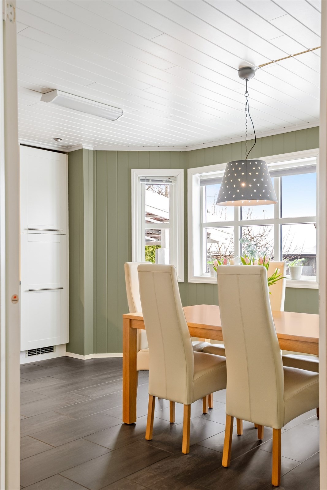 Kjøkkenet har god standard med flislagt gulv, vannbåren gulvvarme, panelplater på veggene malt i en fin grønnfarge og skjult elektrisk anlegg. Galleribilde