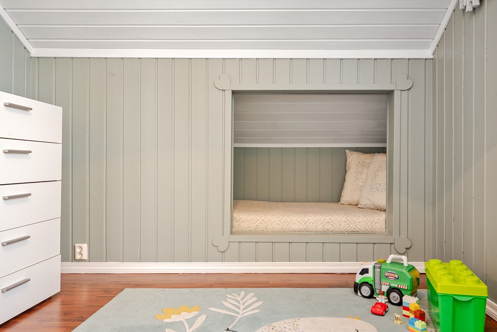 I knevegge er det bygd en koselig sovealkove. Galleribilde