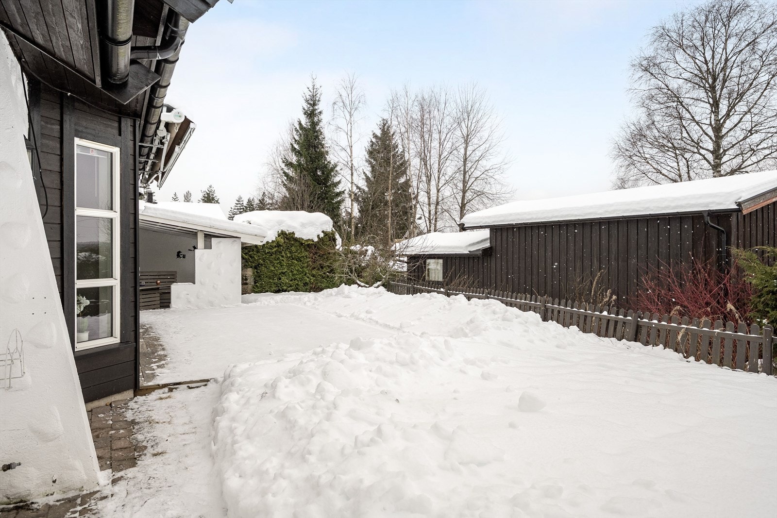 Terrassen og hagen vender mot vest som sørger for gode solforhold til sent på kveld. Galleribilde