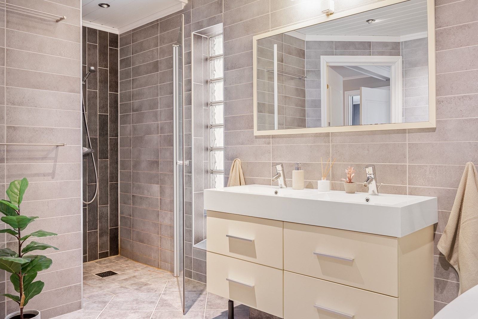 Boligen inneholder to baderom i tillegg til et eget vaskerom. Baderommet i 1. etasje er et stort og pent flislagt baderom med vannbåren gulvvarme, downlights i himlingen og mekanisk avtrekk. Galleribilde