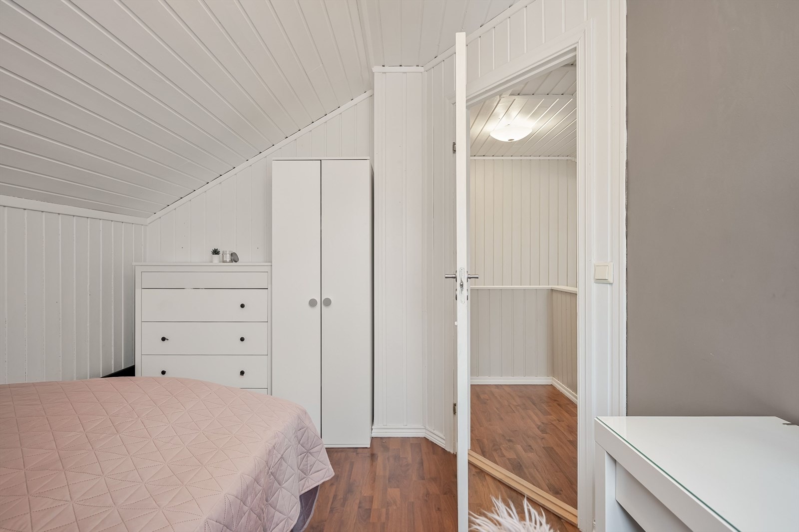 På soverommet er det plass til både seng, kontorpult og kommode, samt oppbevaringsplass i medfølgende garderobeskap. Galleribilde