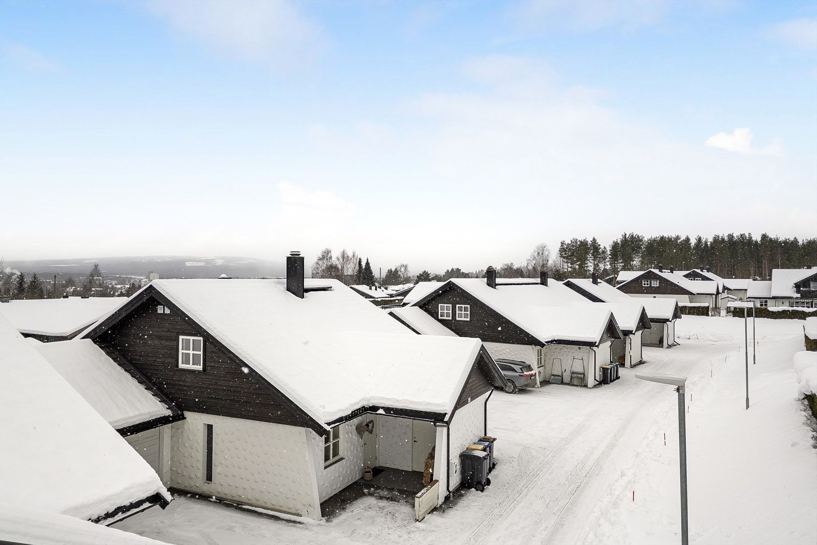 Eiendommen ligger fint til i et trivelig og rolig boligområde like ved bymarka i Svartholtet. Barnevennlig boligfelt uten gjennomgangstrafikk, lekeplass, samt kort vei til flere barnehager og skoler. Galleribilde