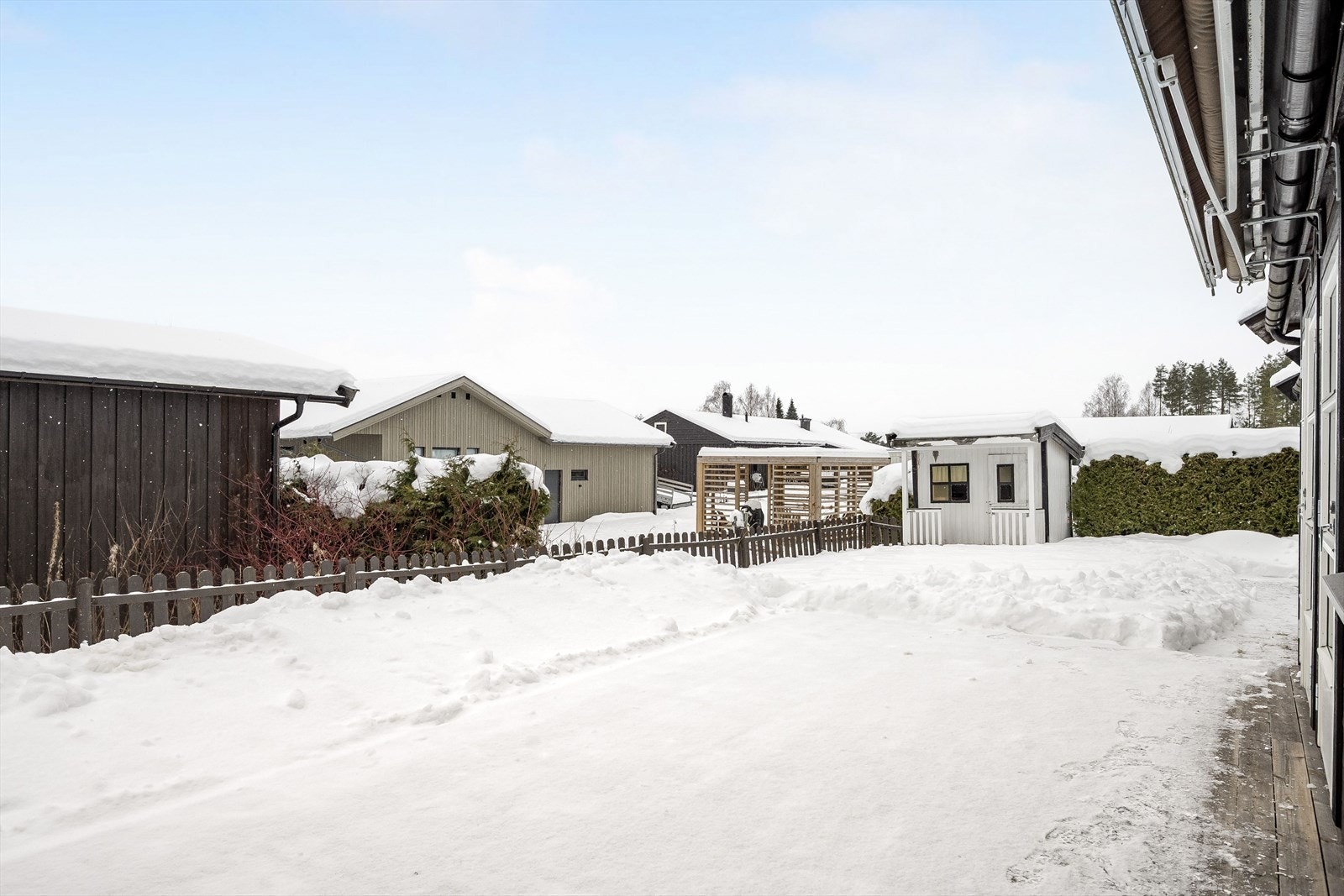 Hagen er opparbeidet med plen og delvis innhegnet med hekk og gjerde. I hagen er det også en lekestue som følger med. Galleribilde