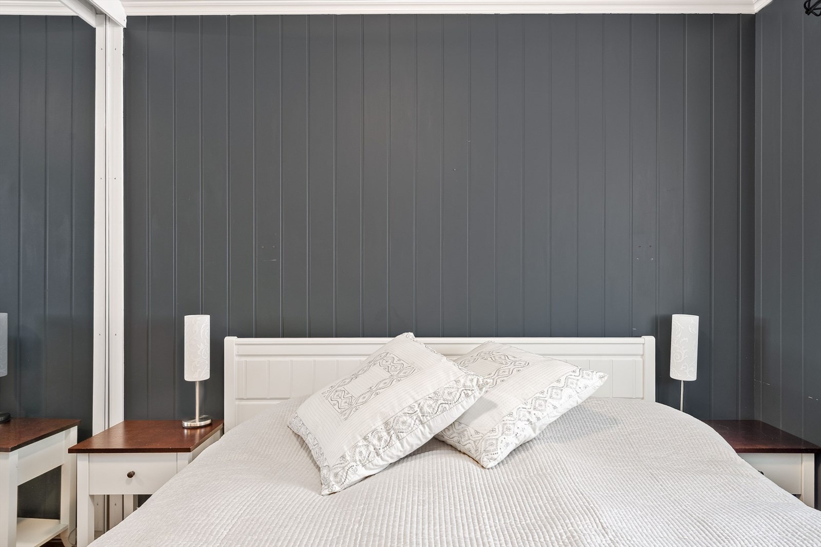 Soverommet er i dag innredet som et hovedsoverom med dobbeltseng og tilhørende nattbord. Galleribilde