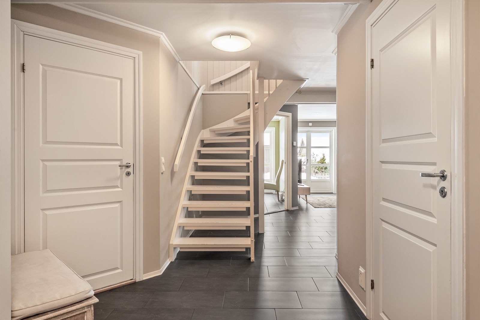 Entréen har god standard med mørke fliser på gulv, vannbåren gulvvarme, glatte overflater malt i en innbydende farge og skjult elektrisk anlegg. Galleribilde