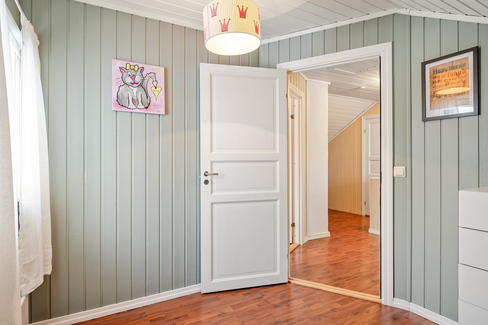 Soverommet har laminat på gulv og panel på veggene malt i en innbydende farge. Galleribilde