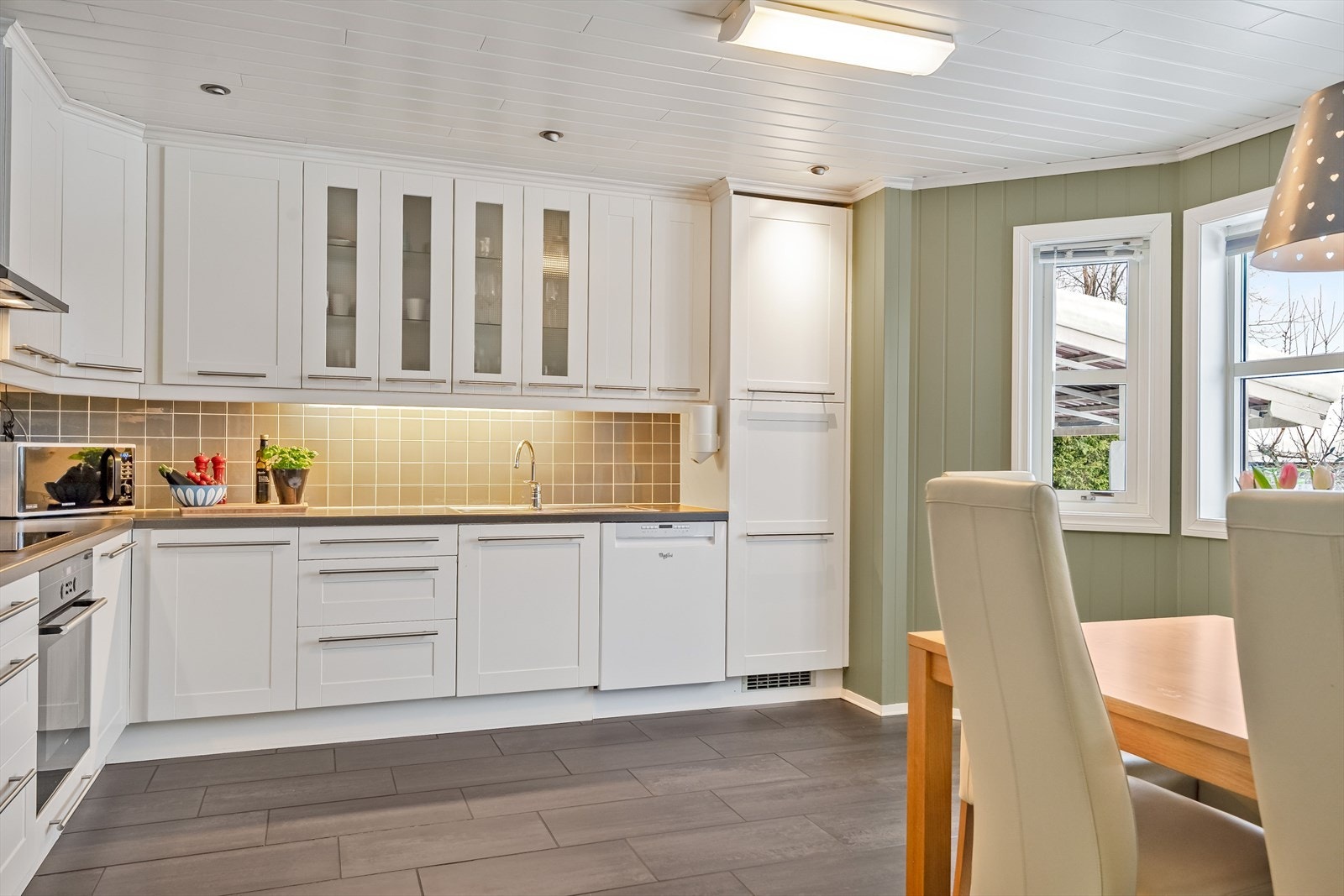 Lys og pen kjøkkeninnredning fra 2006 med god skap- og benkeplass. Kjøkkenet er fullt utstyrt med integrerte hvitevarer som medfølger i handelen. Galleribilde