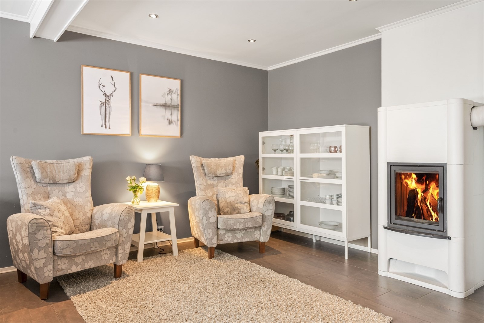 I stuen er det også en flott peis med peisinnsats som både gir god varme og bidrar til ekstra hygge. Galleribilde