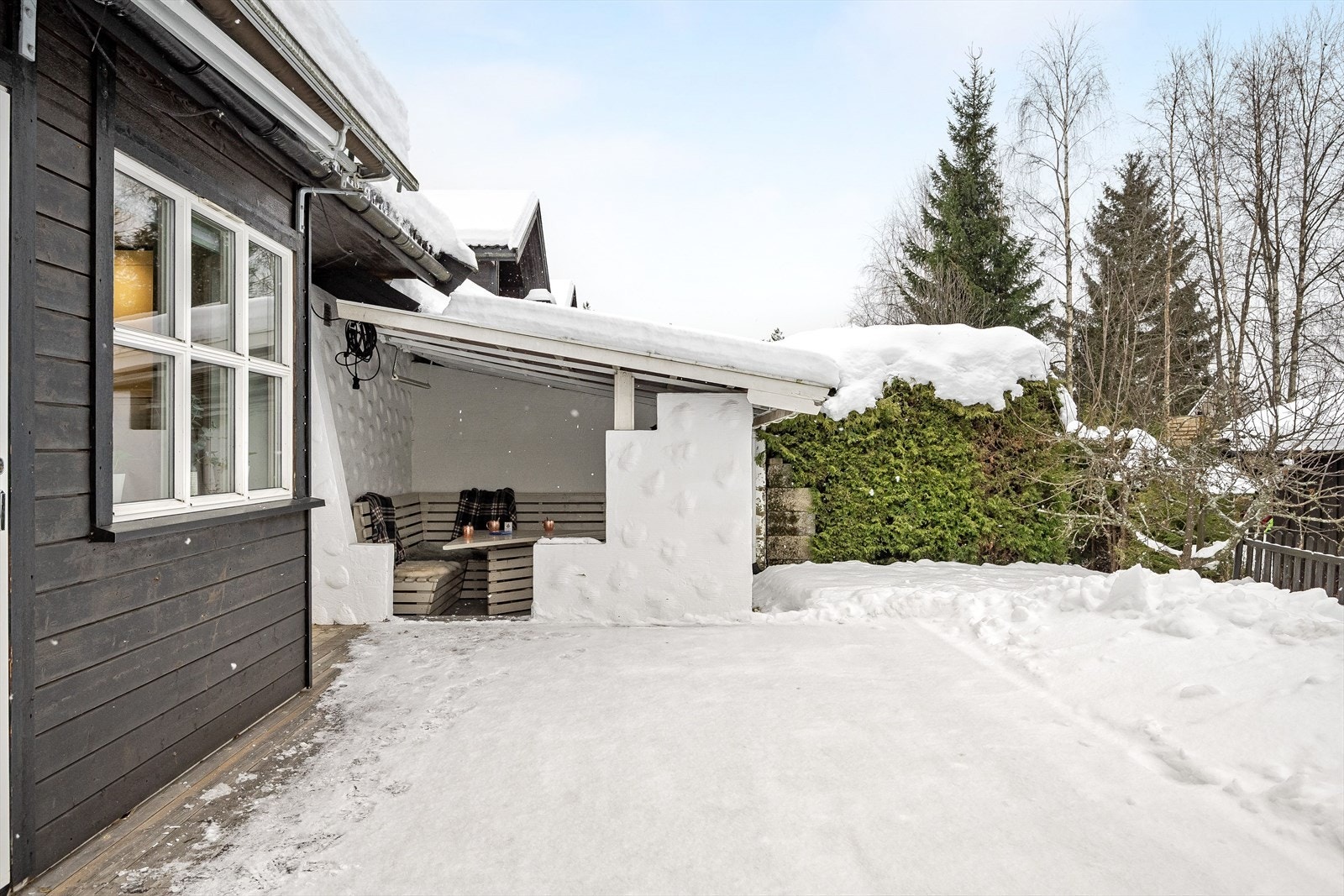 Solrik vestvendt terrasse på ca. 24m². Terrassen har terrassebord på gulv og god plass til sittegrupper etter eget ønske og behov. Det er også montert markise. Galleribilde