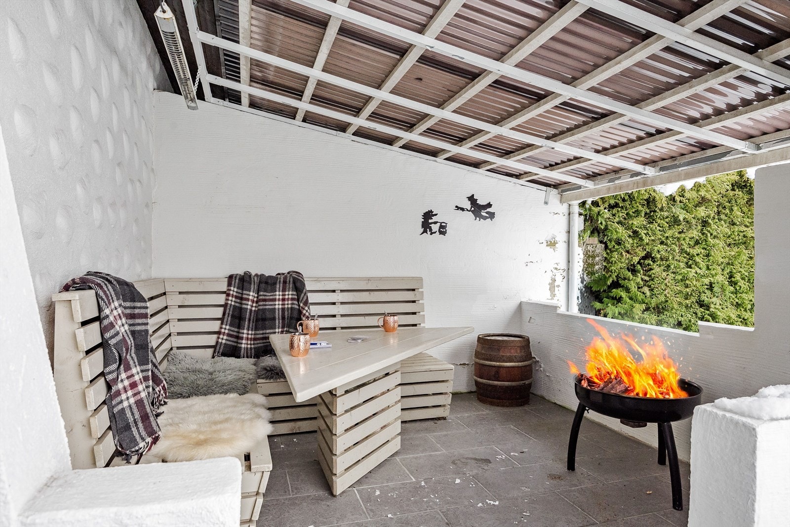 Deler av terrassen er delvis innbygd, har fliser på gulv og varmelampe. Dette er en superkoselig, lun og skjermet uteplass som kan brukes hele året! Galleribilde