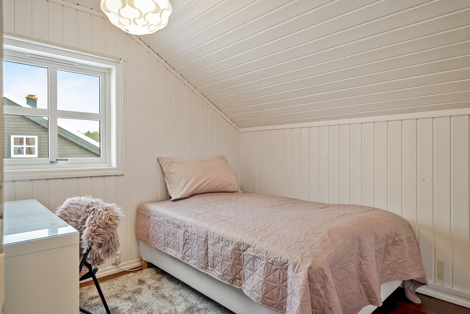 Soverom 3 har samme gode standard med laminat på gulv og lysmalt panel på veggene med en fin kontrastvegg. Galleribilde