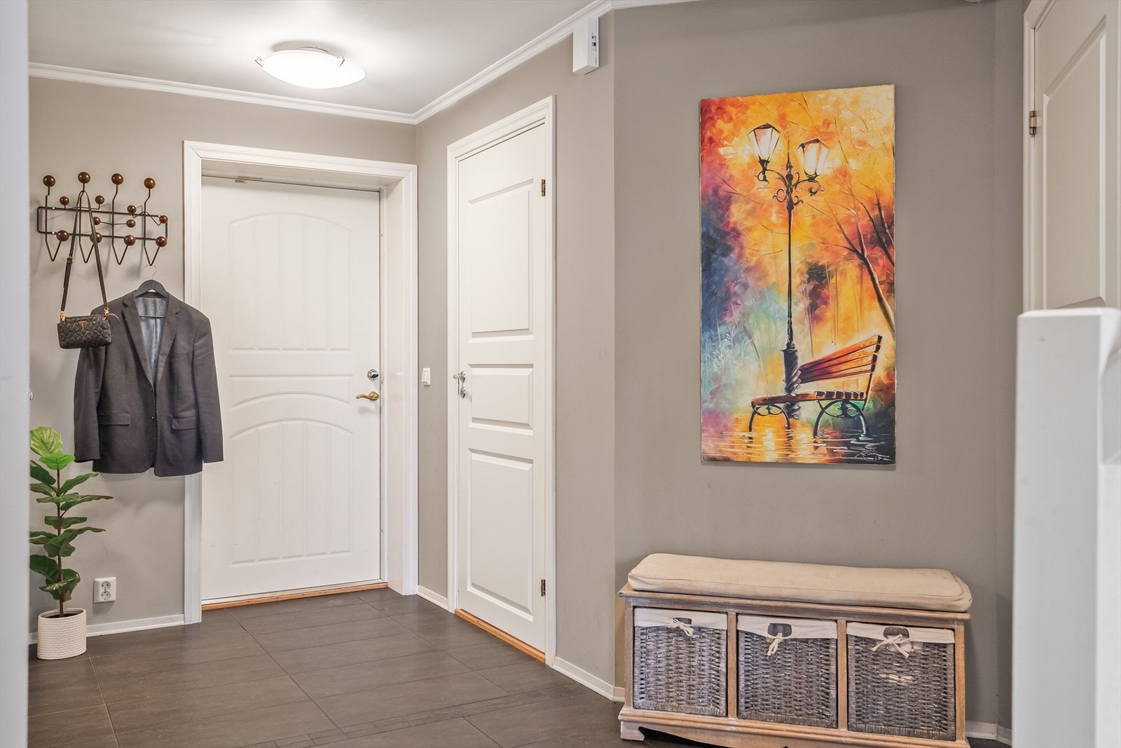 Det er også ytterligere plass til oppheng av yttertøy, samt skoskap eller kommode. Galleribilde