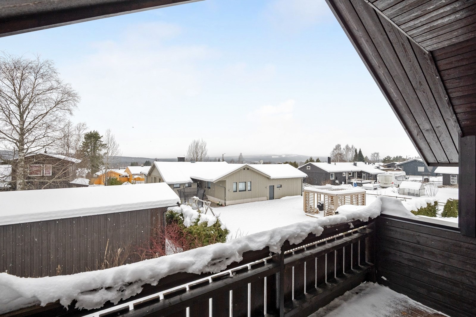 Balkongen som ble bygd i 2024 er overbygget og har terrassebord på gulv. Beliggenheten i høyden og mot vest sørger for gode solforhold og fin utsikt! Galleribilde