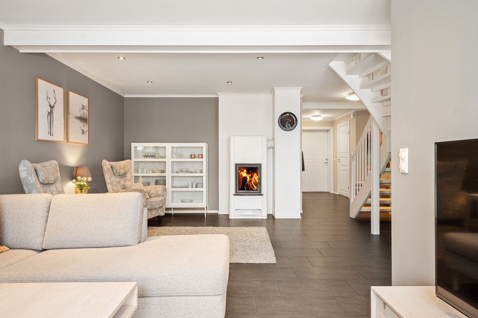 Stuen er romslig og kan fint innredes med flere ulike sittegrupper. Galleribilde