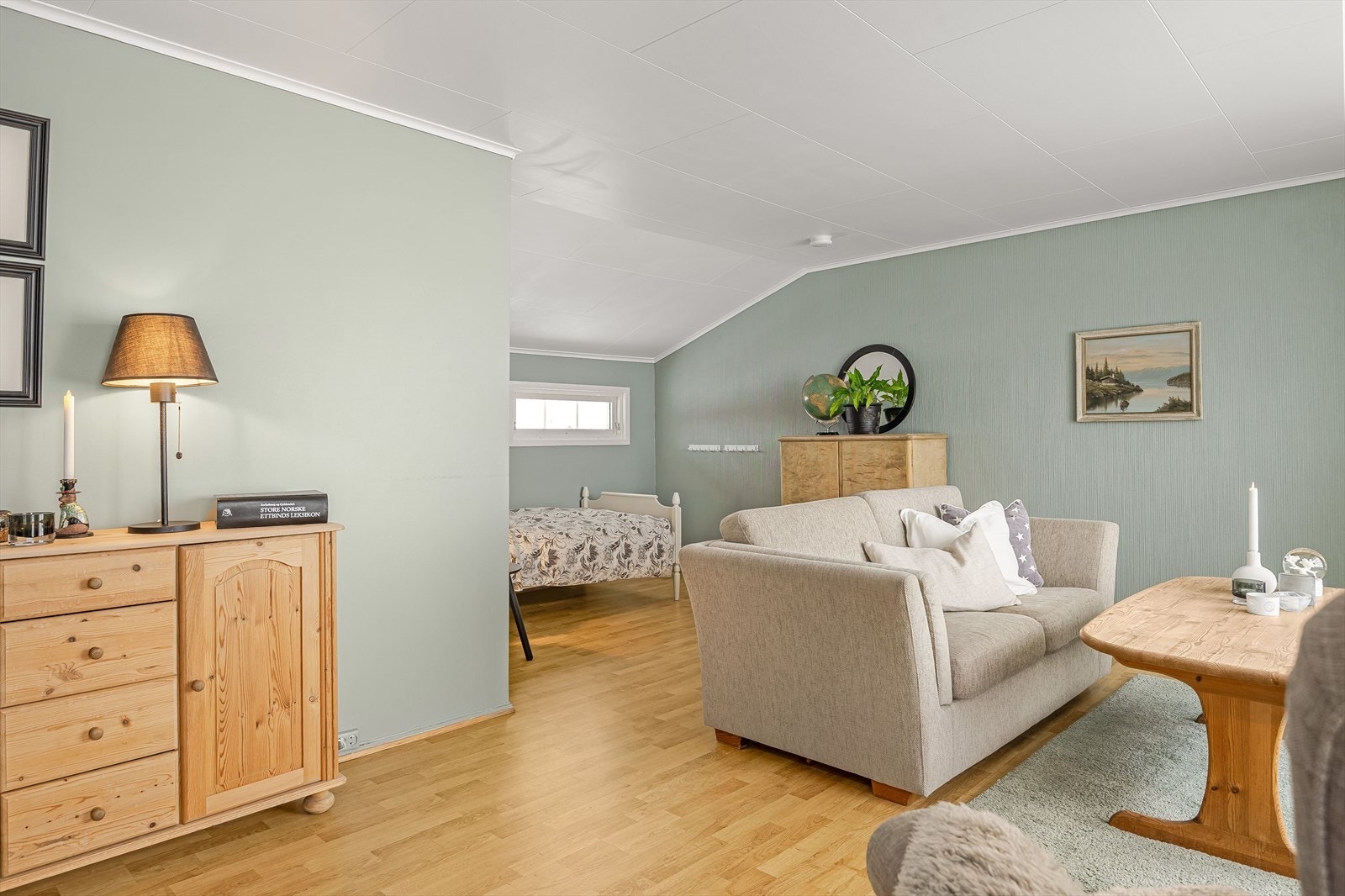 Rommet fremkommer ikke på byggetegninger og i vedtak er det beskrevet at rom over garasje skal brukes til boder. Rommet er ikke godkjent til varig opphold. Se pkt. "Ferdigattest/brukstillatelse" for mer informasjon. Galleribilde