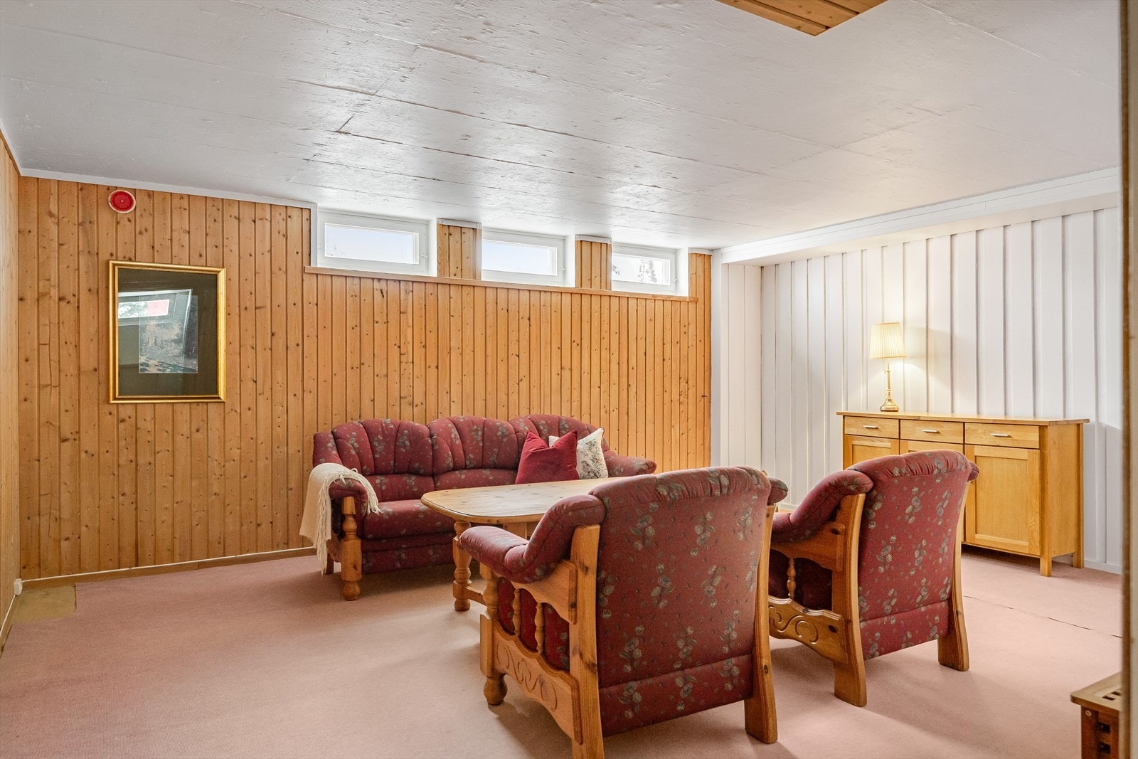 Rommet er i byggetegninger definert som disponibelt og tilfredsstiller ikke krav til rømningsvei. Rommet er ikke godkjent til varig opphold. Se pkt. "Ferdigattest/brukstillatelse" for mer informasjon. Galleribilde