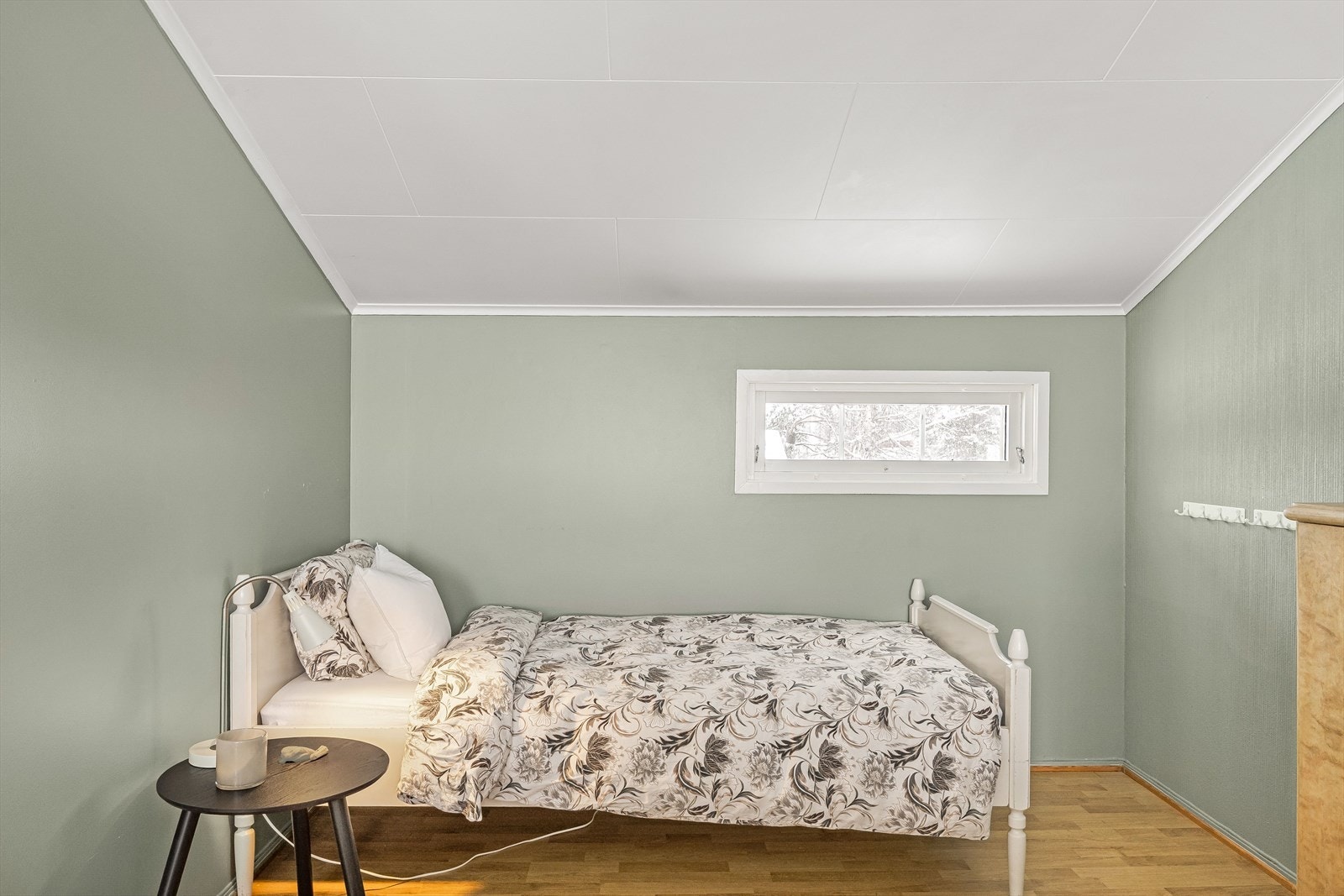 Rommet fremkommer ikke på byggetegninger og i vedtak er det beskrevet at rom over garasje skal brukes til boder. Rommet er ikke godkjent til varig opphold. Se pkt. "Ferdigattest/brukstillatelse" for mer informasjon. Galleribilde