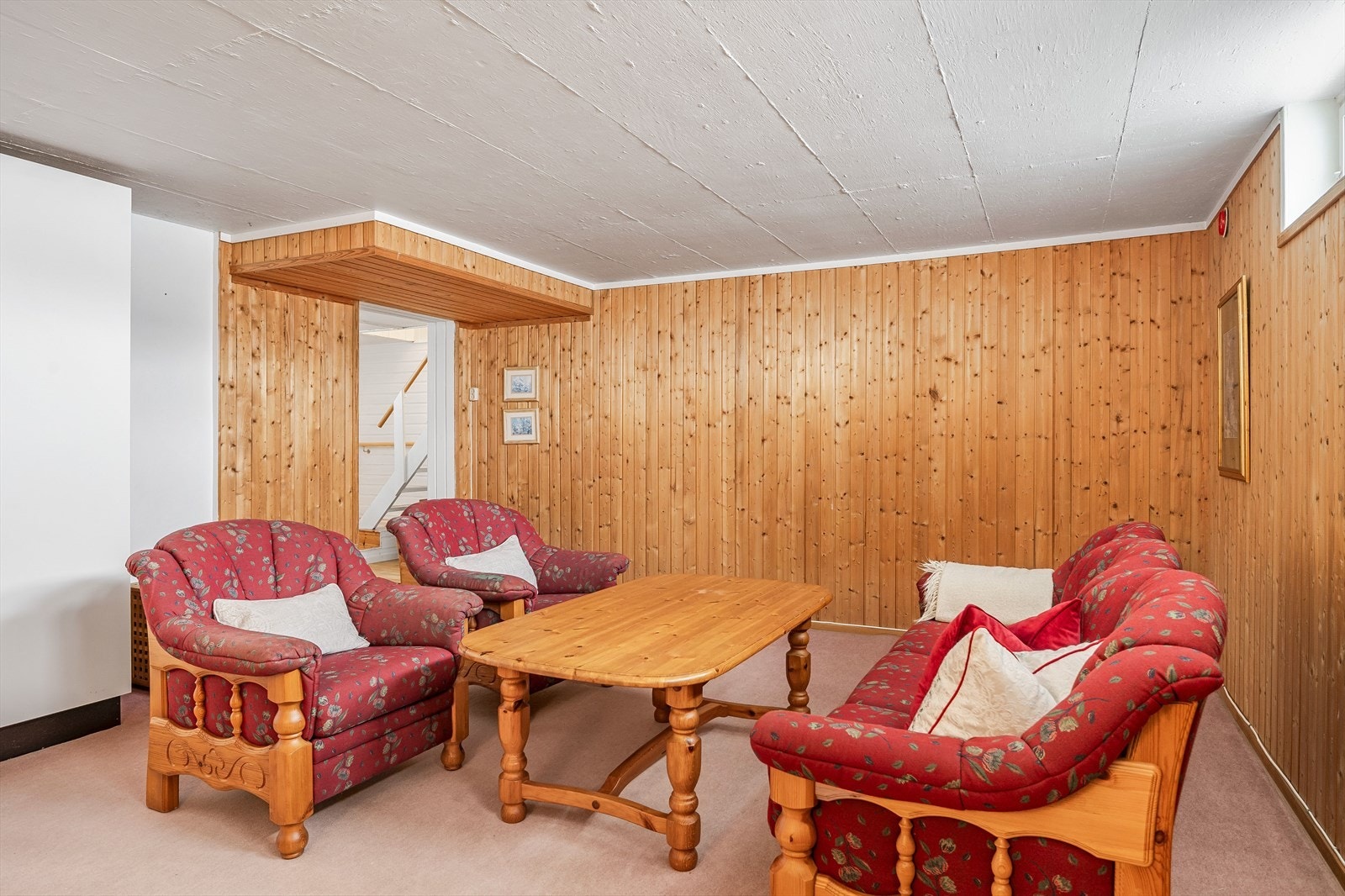 Rommet er i byggetegninger definert som disponibelt og tilfredsstiller ikke krav til rømningsvei. Rommet er ikke godkjent til varig opphold. Se pkt. "Ferdigattest/brukstillatelse" for mer informasjon. Galleribilde