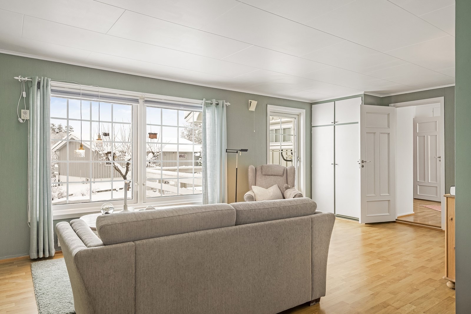 Rommet fremkommer ikke på byggetegninger og i vedtak er det beskrevet at rom over garasje skal brukes til boder. Rommet er ikke godkjent til varig opphold. Se pkt. "Ferdigattest/brukstillatelse" for mer informasjon. Galleribilde