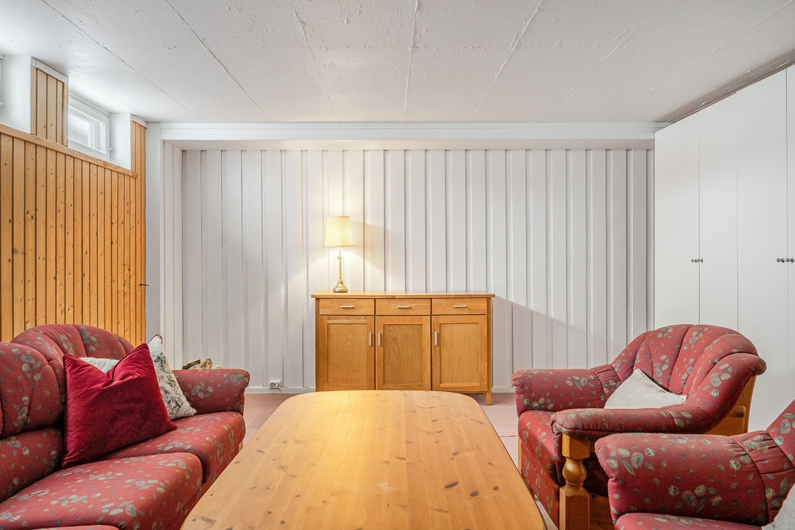 Rommet er i byggetegninger definert som disponibelt og tilfredsstiller ikke krav til rømningsvei. Rommet er ikke godkjent til varig opphold. Se pkt. "Ferdigattest/brukstillatelse" for mer informasjon. Galleribilde