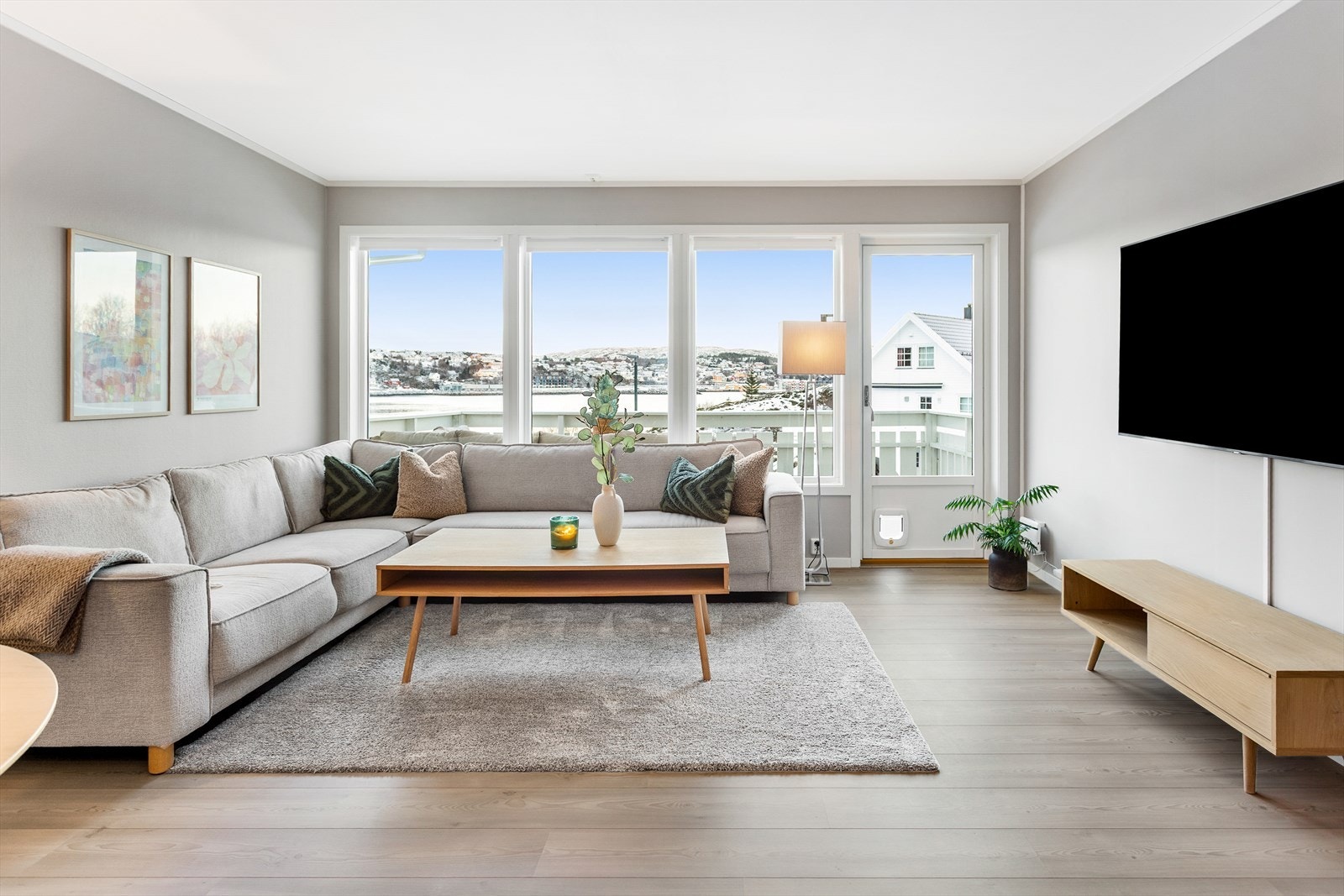 Den flotte utsikten blir som et levende bilde igjennom vinduene Galleribilde