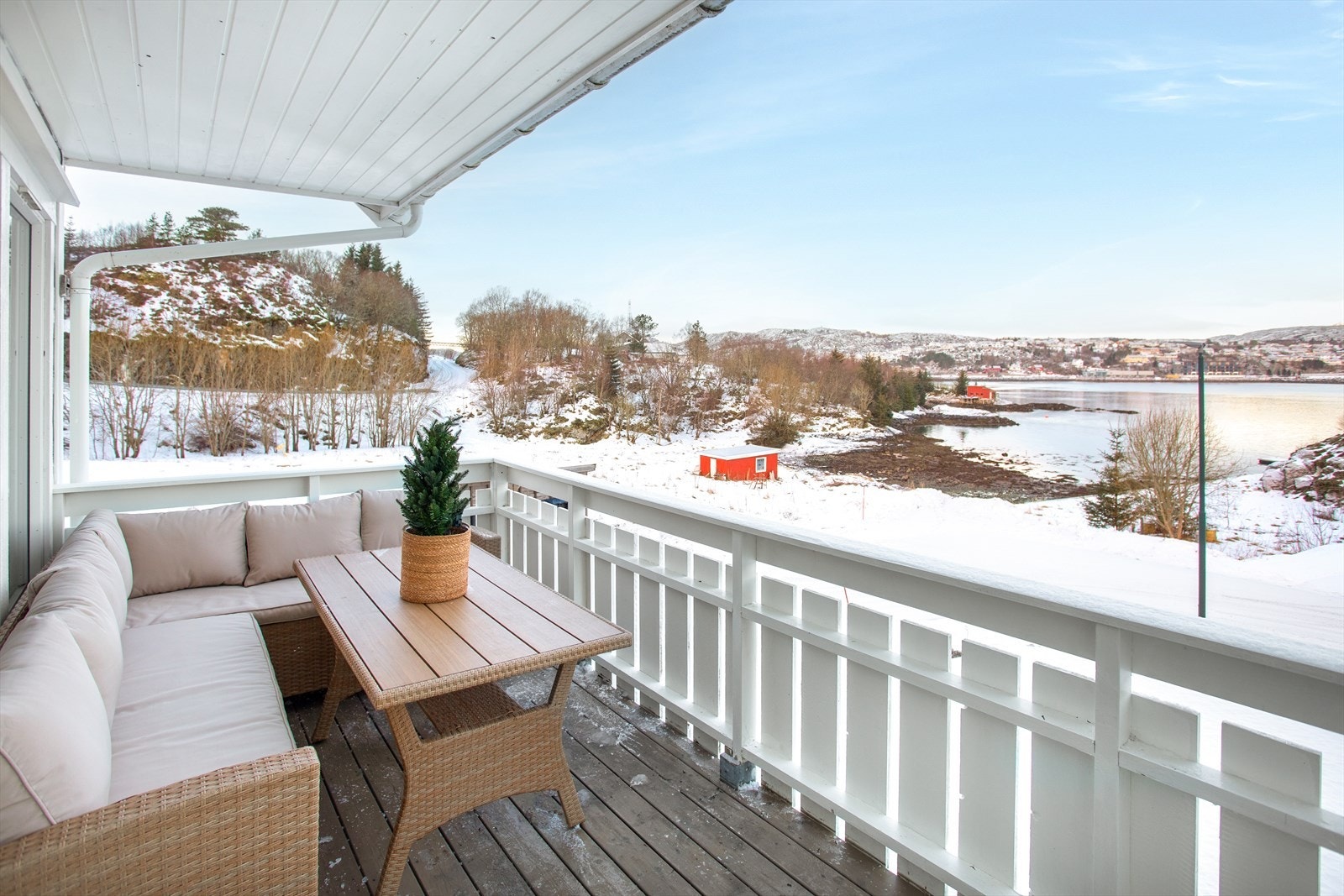 På den takoverbygde verandaen er det meget gode solforhold på ettermiddag og til langt på kveld, når solen sitter frem på sommertid Galleribilde