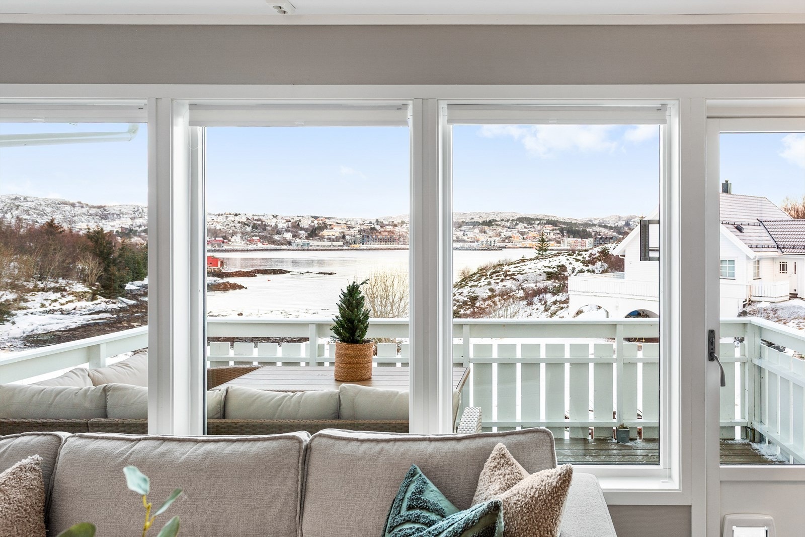 Denne selveierleiligheten har flott utsikt mot Nærøysund og skipsleia Galleribilde