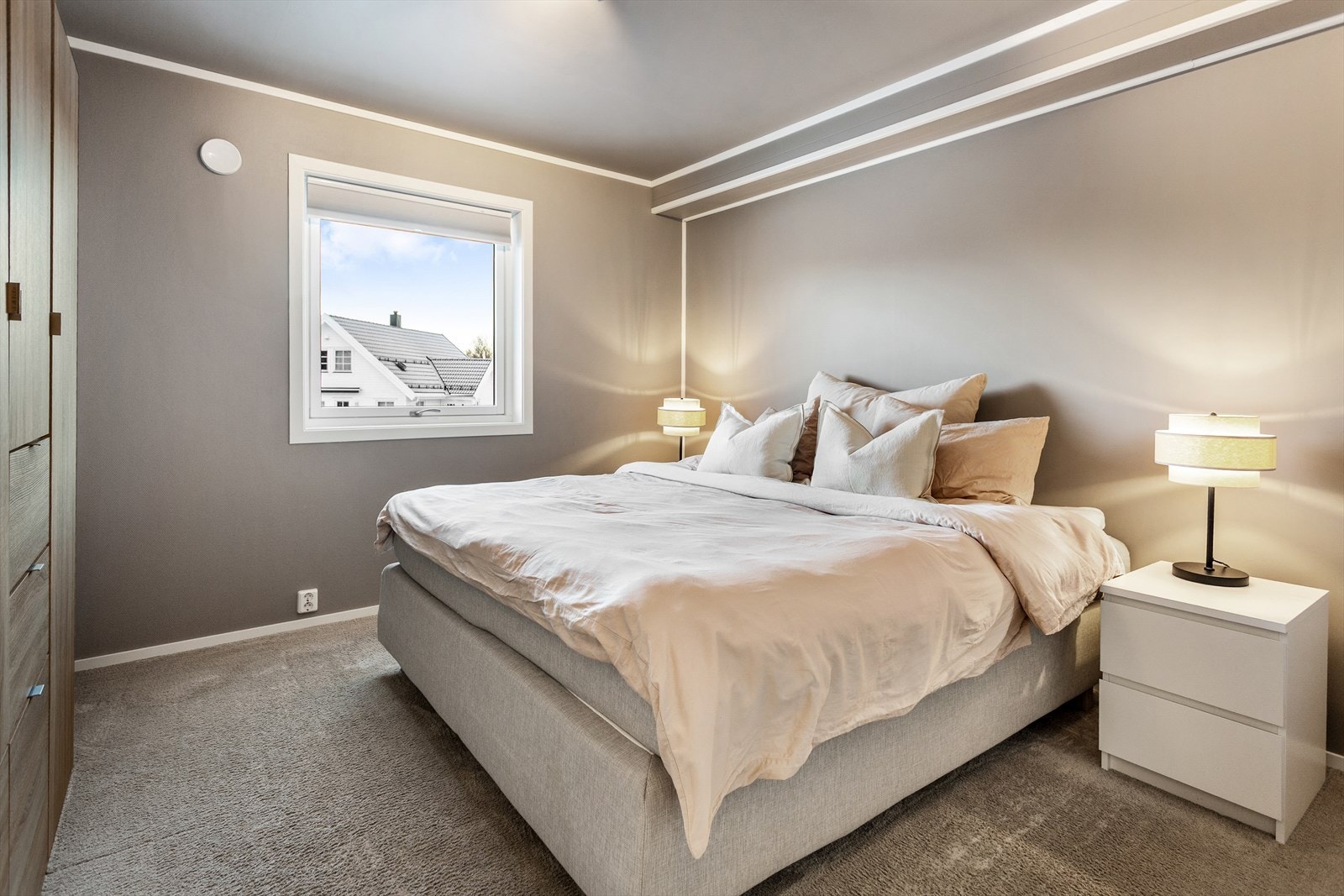 Soverommet har blitt malt opp og det er lagt nye lister, og legg merke det det nye og lune gulvteppet Galleribilde