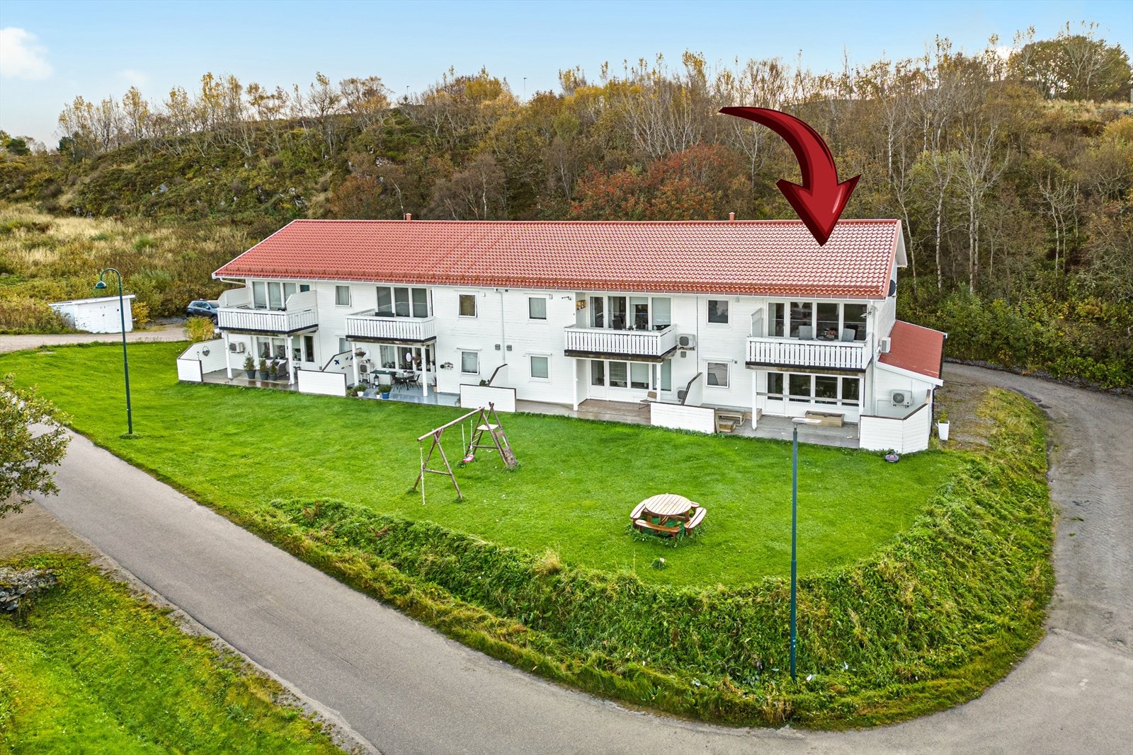 Det er parkeringsplasser til høyre i bildet, samt utebod Galleribilde