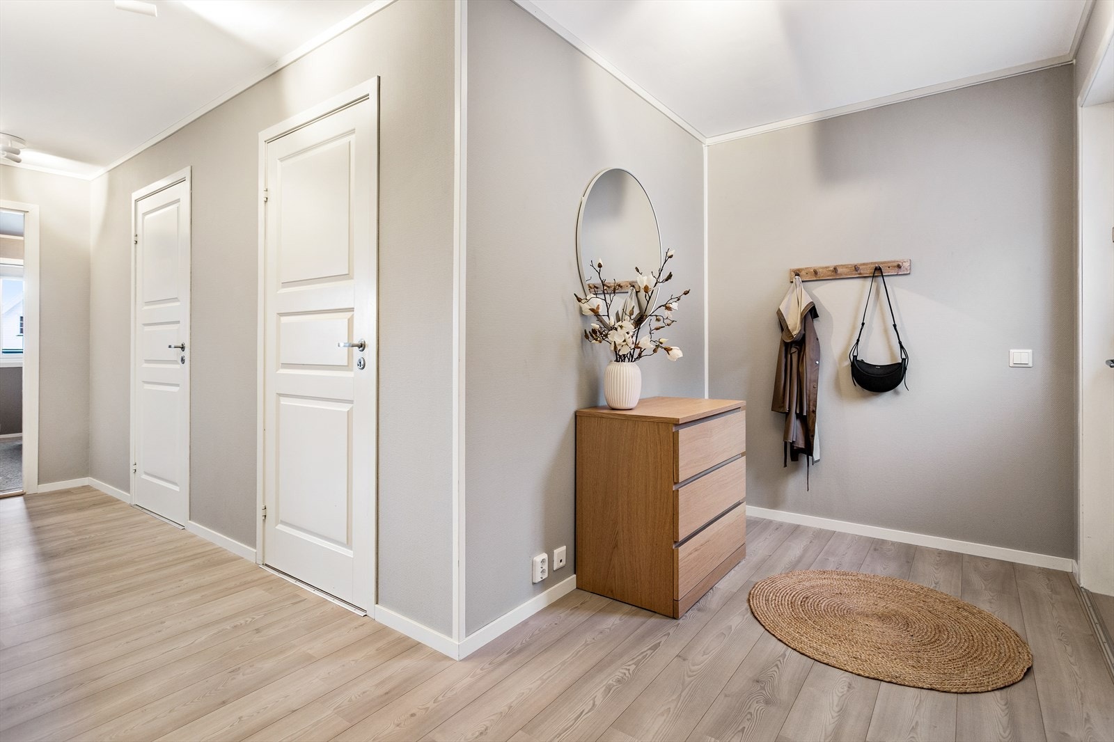 Entreen er lys og trivelig, med god plass til entremøbler. Bak første dør til venstre finner du en bod, mens bak den andre døren finner du badet Galleribilde